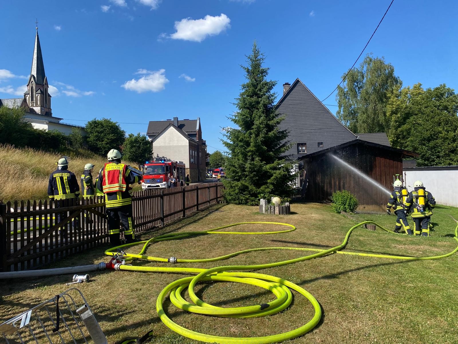 Feuerwehr-Einsatz in Welschen Ennest: Eine Gartenhütte war in Brand geraten. von Lorena Klein