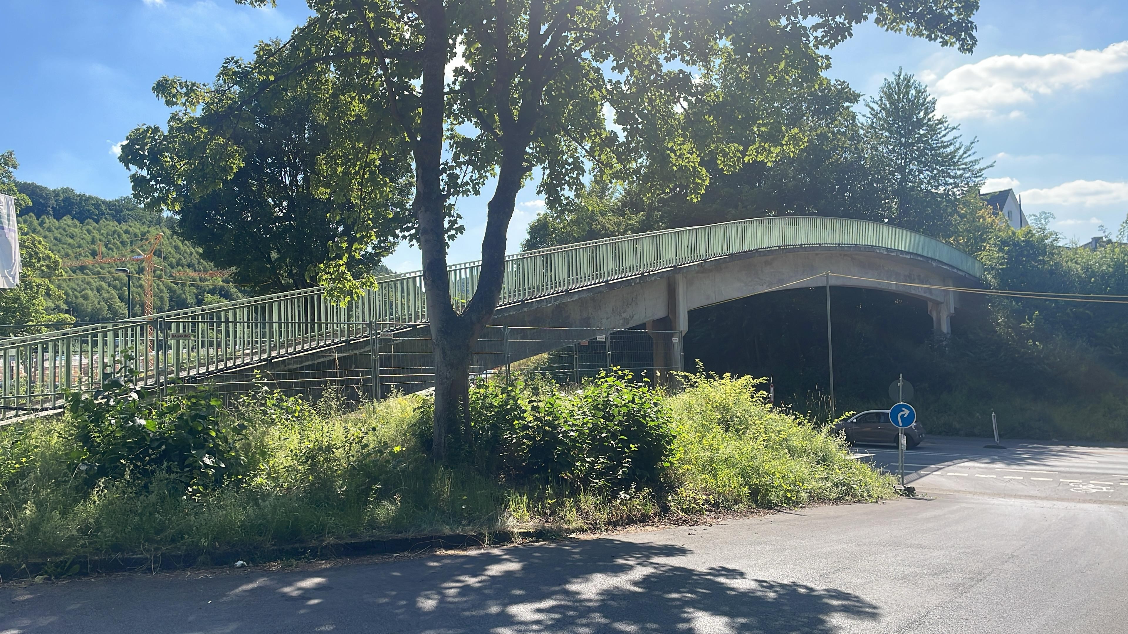 Die Fußgängerbrücke Neu-Listernohl, die die L 539 überquert, ist dauerhaft gesperrt. von privat