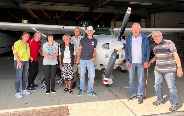 Für die Tagespflege Sophia stand jetzt ein spannender Ausflug zum Hünsborner Flugplatz auf dem Programm. von privat