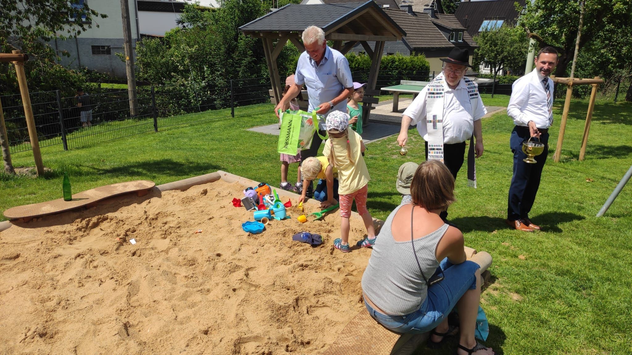 Pastor Reinhard Lenz segnete, assistiert durch Bürgermeister Björn Jarosz, den neuen Spielplatz in der Ortsmitte von Brachthausen ein. von ARGE Brachthausen
