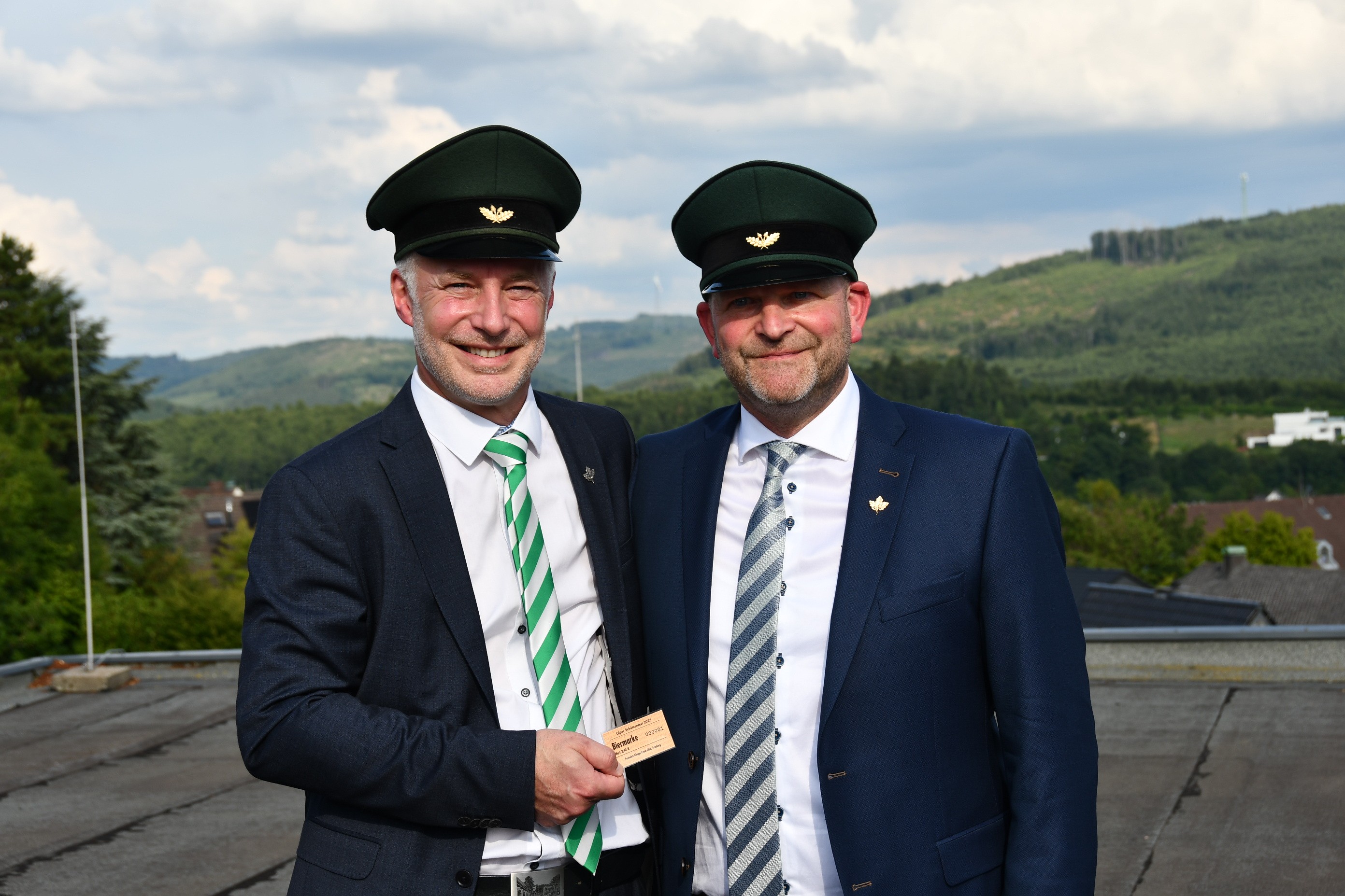 König Simon Niklas (l.) erhält die Biermarke mit der Nummer 1 von Major Andreas Roll. von Nicole Voss