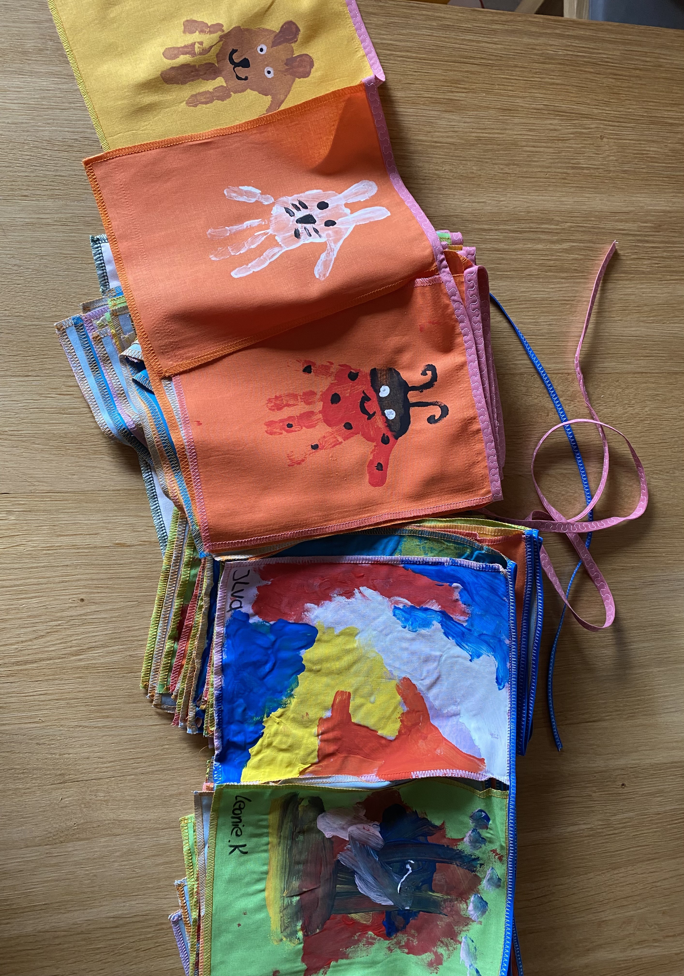 Kinder und Senioren aus der Gemeinde Wenden haben bunte Wimpel für die neue Dekoration bei „Lago da Pedra“ gestaltet. von privat