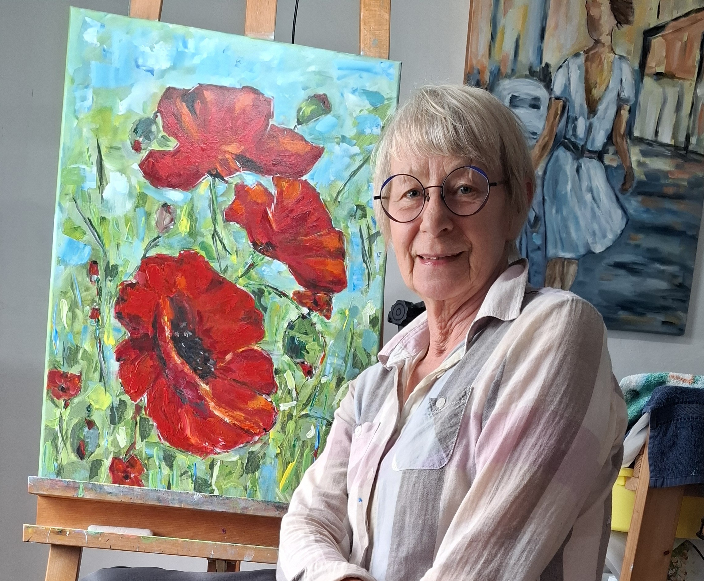 Gudrun Trudewind vor einem ihrer Blumengemälde. von Gudrun Trudewind