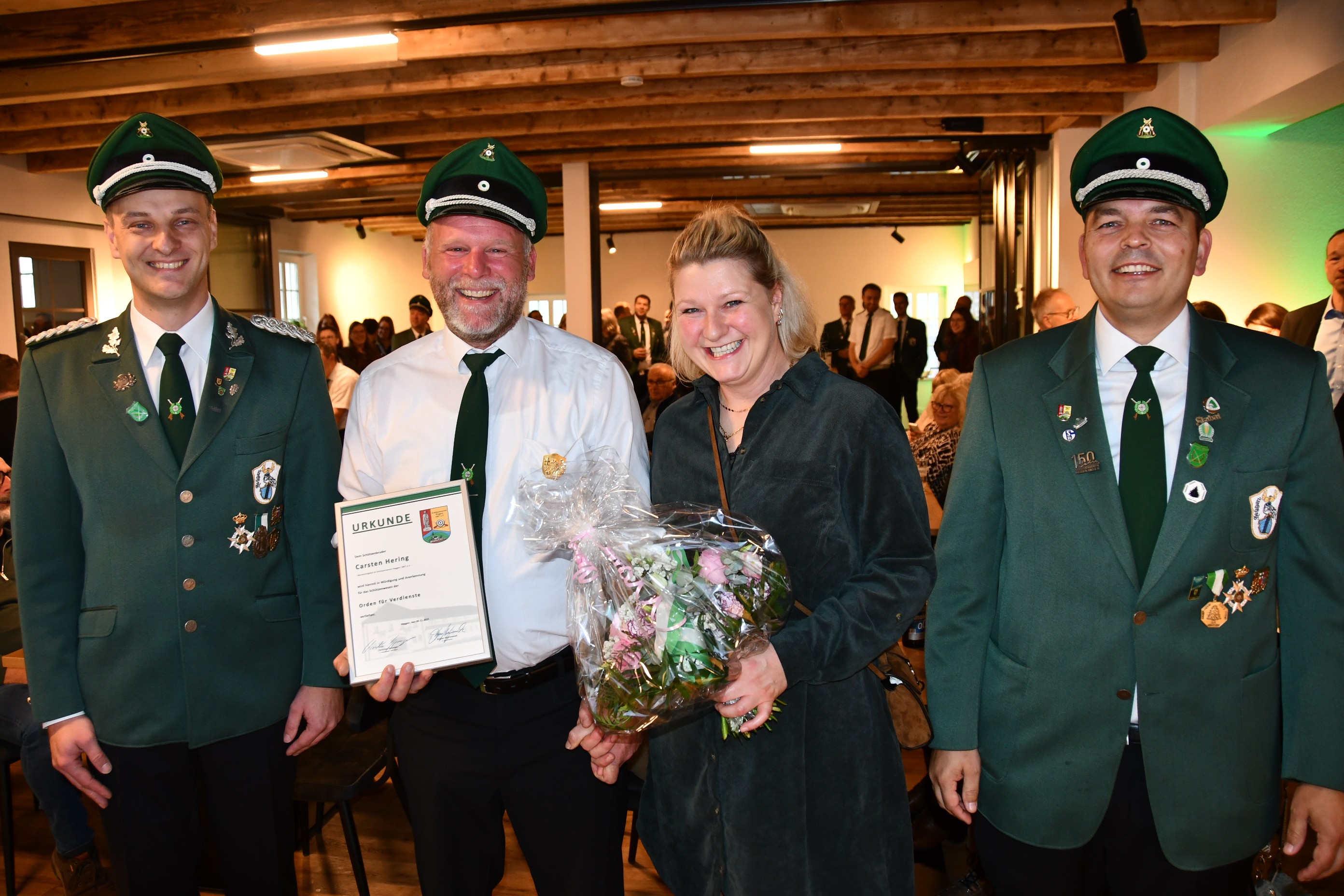 Auszeichnung mit dem Orden für Verdienste (v.l.): Schützenvereinsvorsitzender Christian Sprenger, Carsten Hering und seine Frau Britta sowie der 2. Vorsitzende Stefan Heytmanek. von Nicole Voss