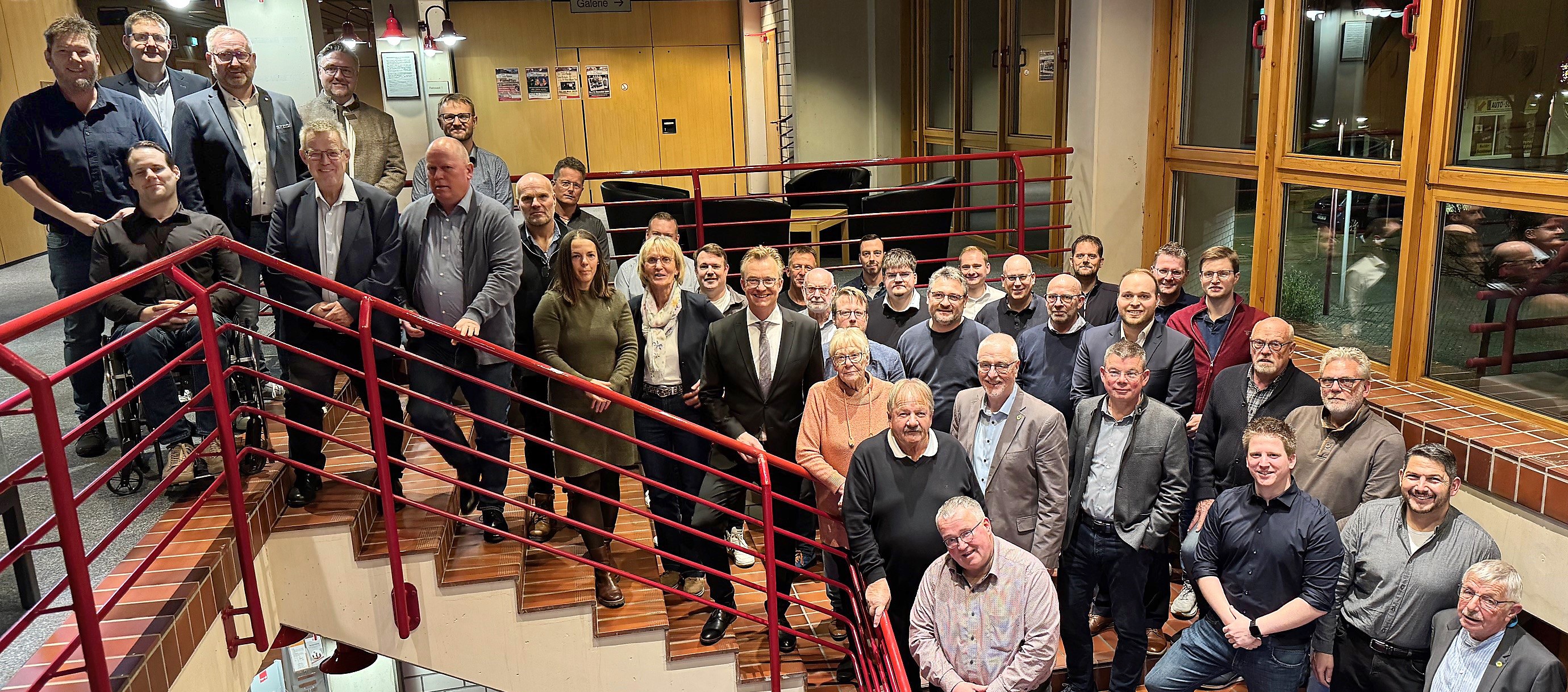Gruppenfoto zum Start in die neue Wahlperiode: alle Lennestädter Stadtverordneten um Bürgermeister Tobias Puspas auf einen Blick. von Kerstin Sauer