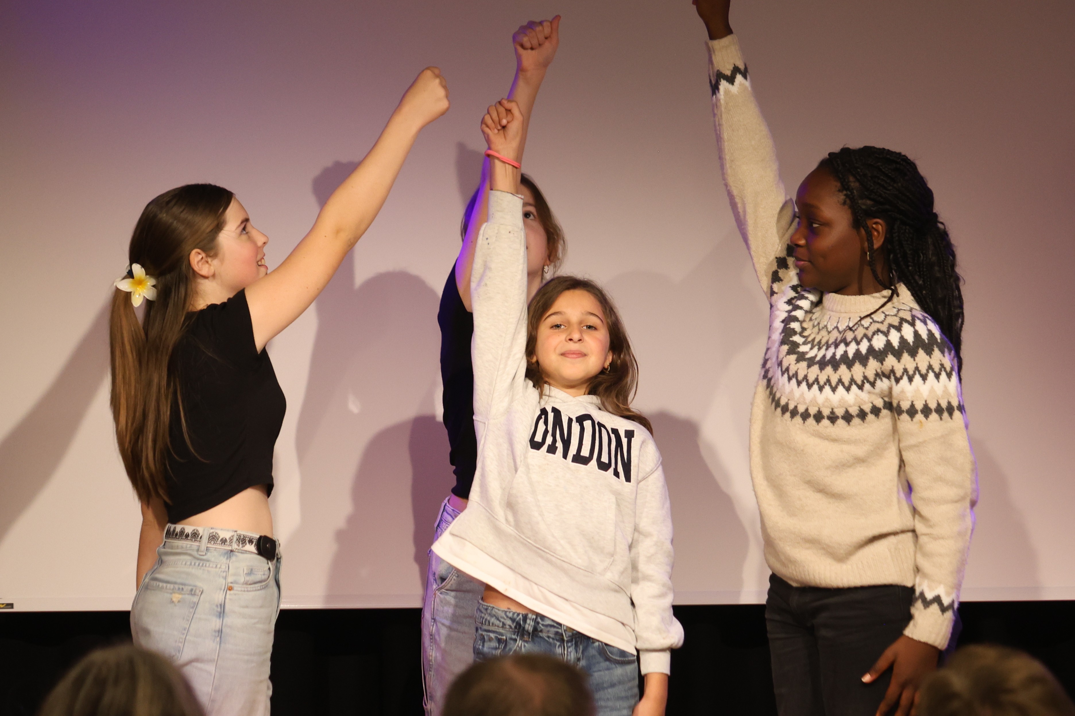 Mädchen aus dem Jugendzentrum führten Ausschnitte aus einem Theaterstück mit Musik und Tanz auf und ernteten tosenden Applaus. von Patrick Eberz/Kreis Olpe