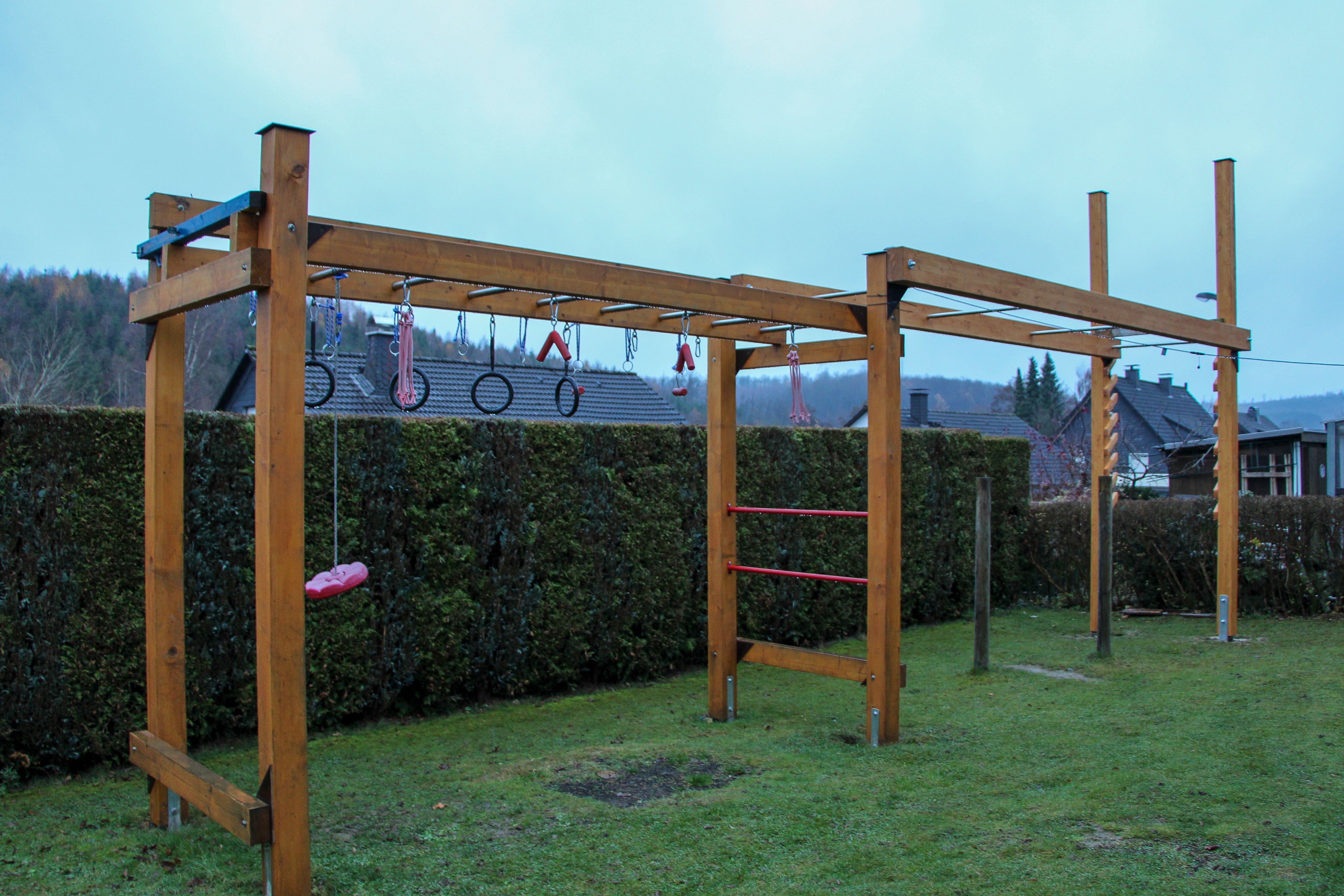 Den Parcours im Garten der Familie Gokus hat Max' Vater selbstgebaut. von Lorena Klein