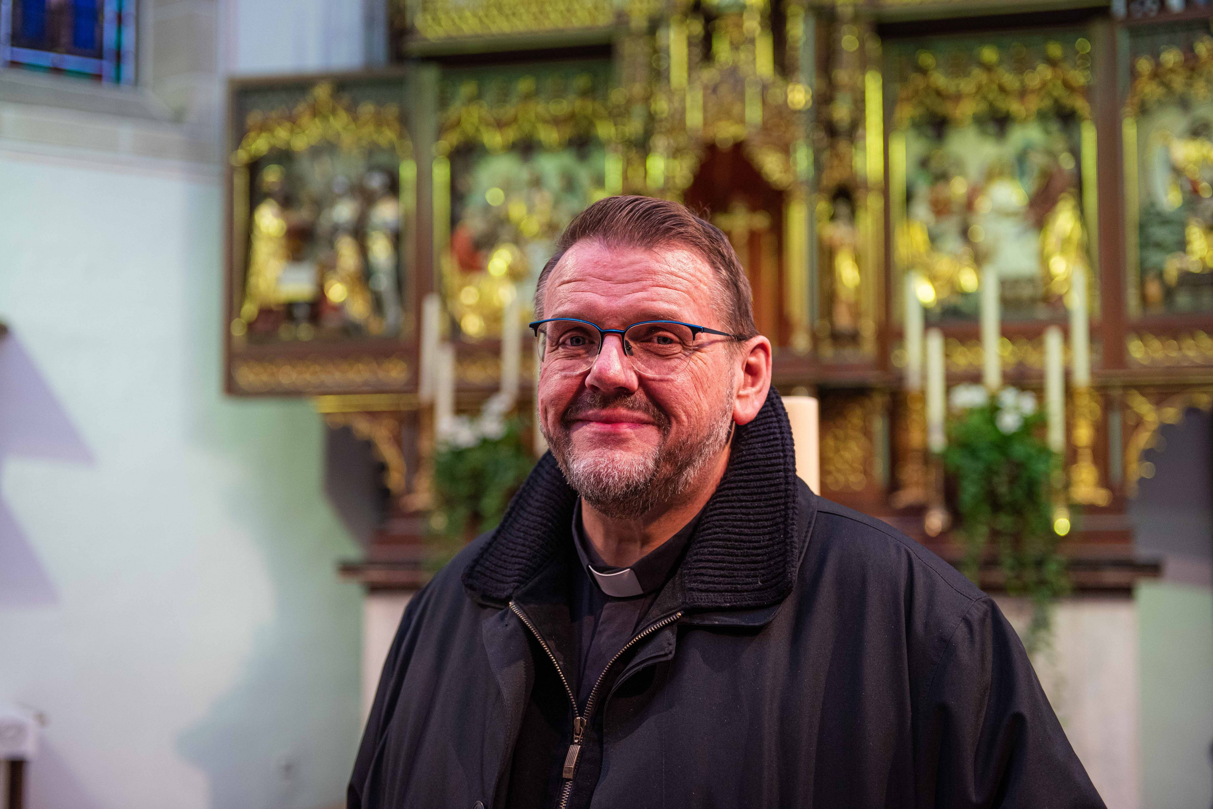 Pfarrer Markus Leber hat in der Weihnachtszeit „alle Hände voll zu tun“. Im Rahmen unserer gleichnamigen Serie nahm sich der Seelsorger des Pastoralen Raums Lennestadt trotzdem Zeit für ein Gespräch. von Nils Dinkel