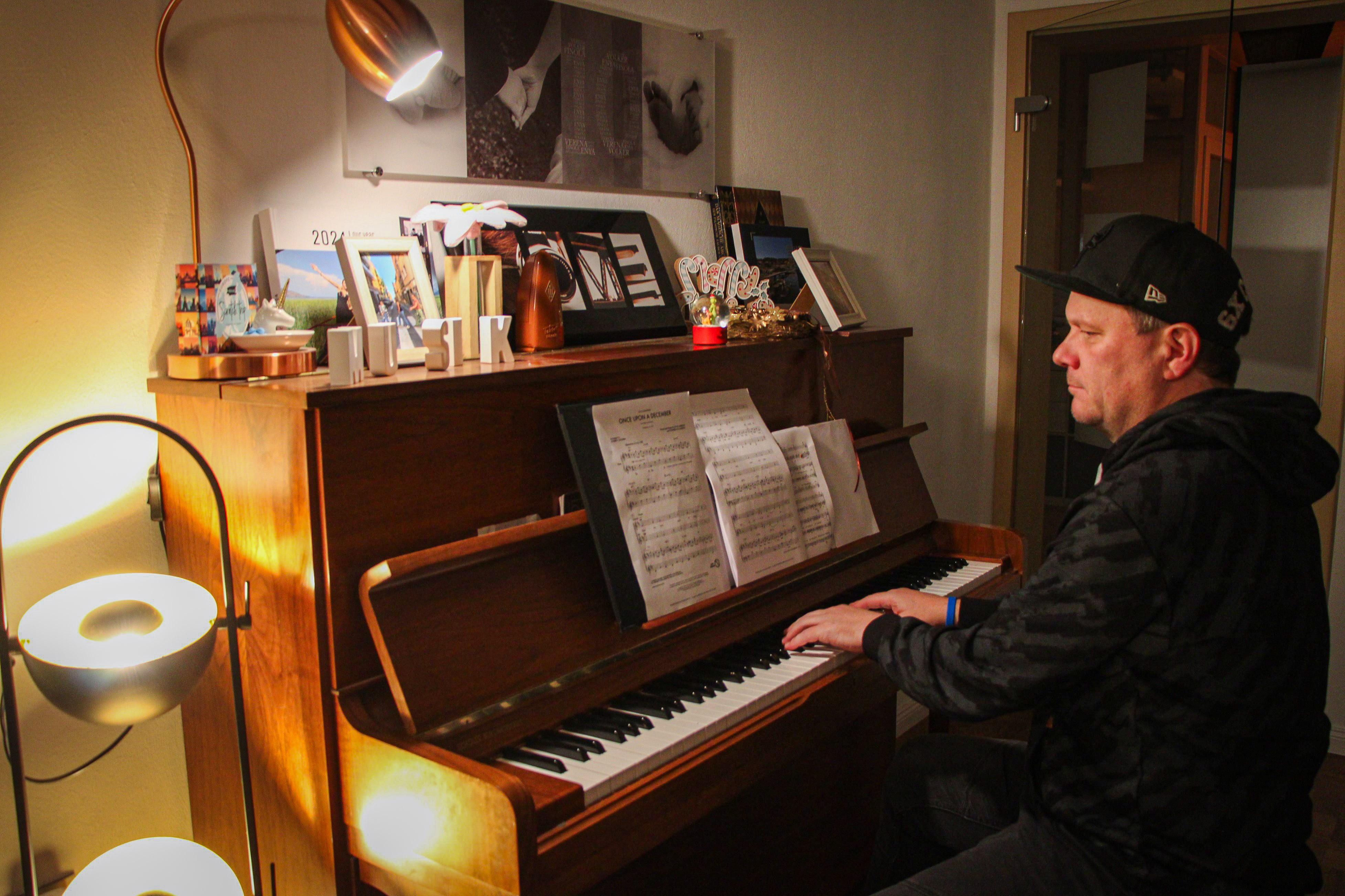 Volker Arns aus Elben leitet vier Chöre. In der Vorweihnachtszeit ist sein Terminkalender besonders voll. von Lorena Klein