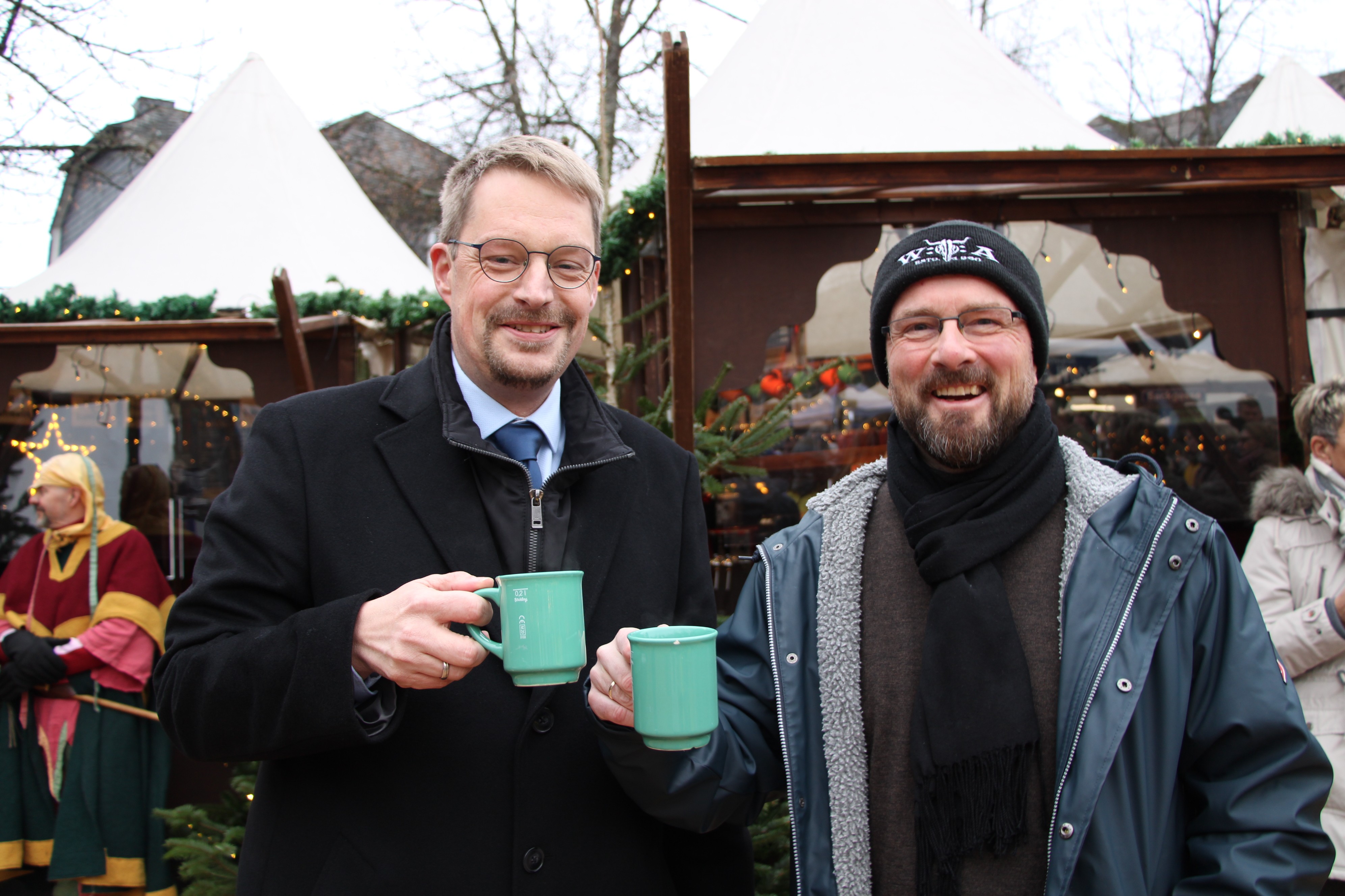 Der Olper Weihnachtsmarkt ist eröffnet: Bürgermeister Tobias Schulte (l.) und Peter Huckestein (Olpe Aktiv). von Lorena Klein