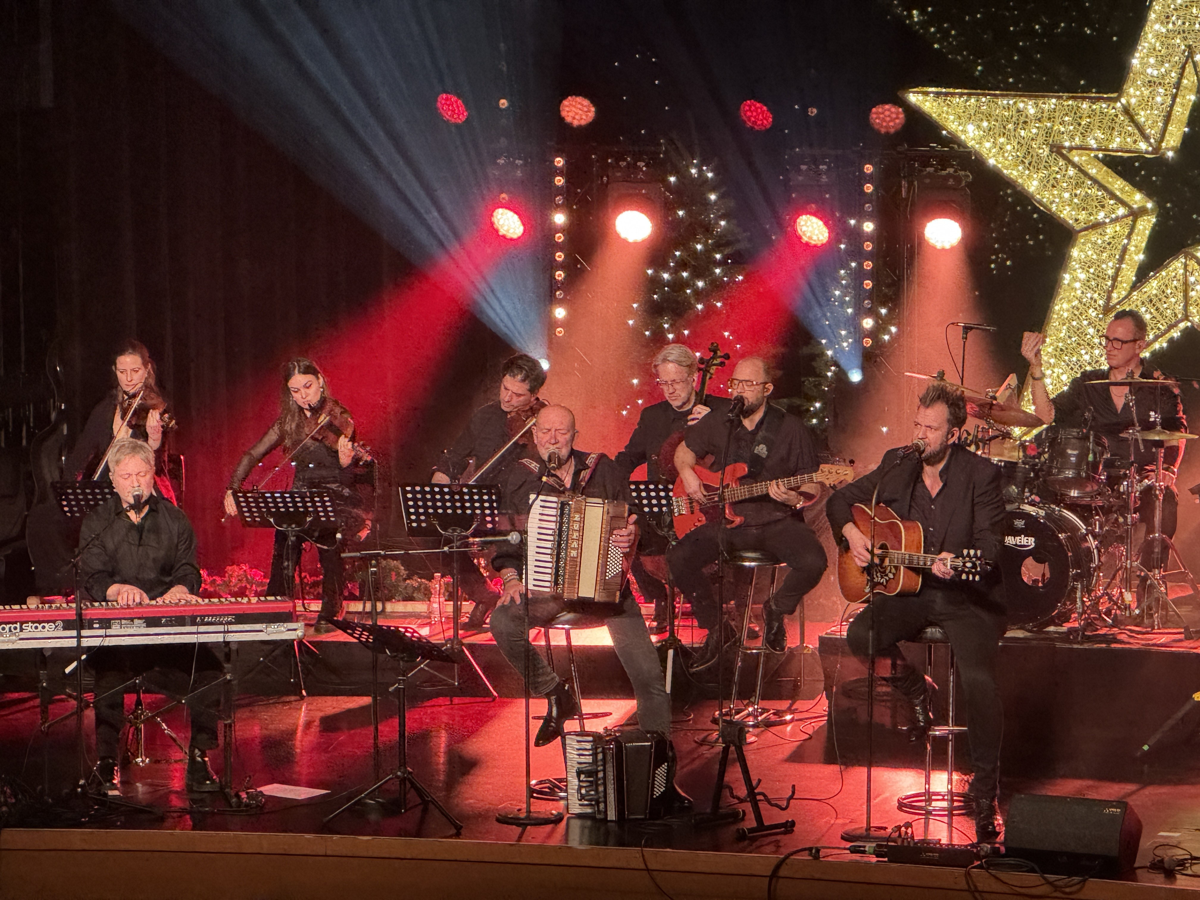 Paveier bei der „Kölsche Weihnacht: Paveier & Freunde“ am 6. Dezember in der Stadthalle in Olpe. von Catriona Rath