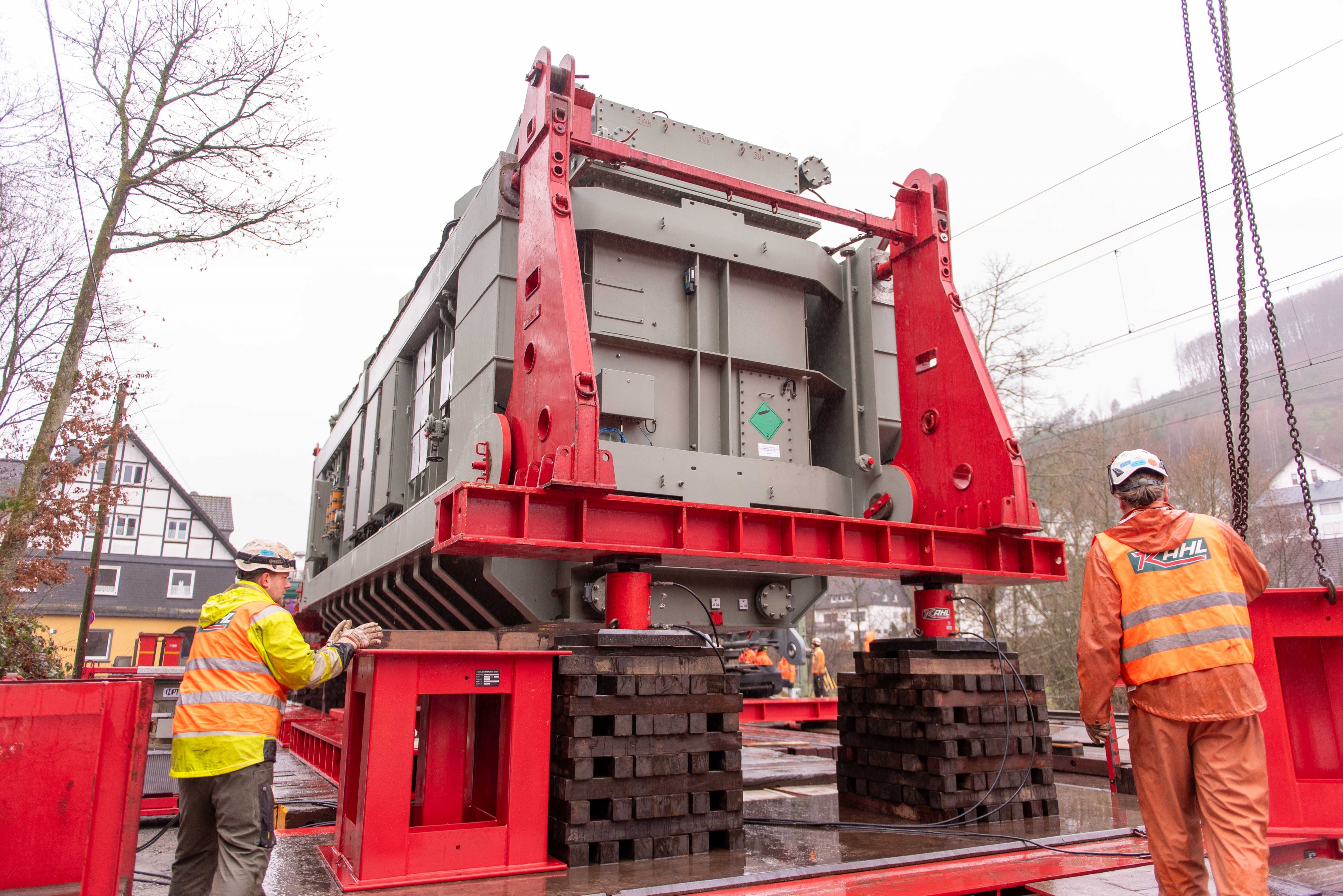Der Trafo wurde hochgebockt, damit der fahrerlose Schwertransporter ihn aufladen konnte. von Nils Dinkel