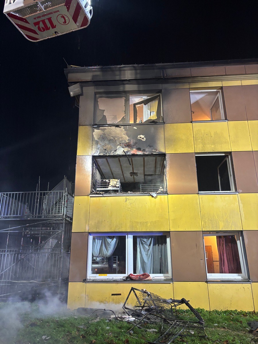 Im Dezember waren 200 Einsatzkräfte in einen Einsatz an einer Flüchtlingsunterkunft in Olpe involviert. von Feuerwehr Olpe