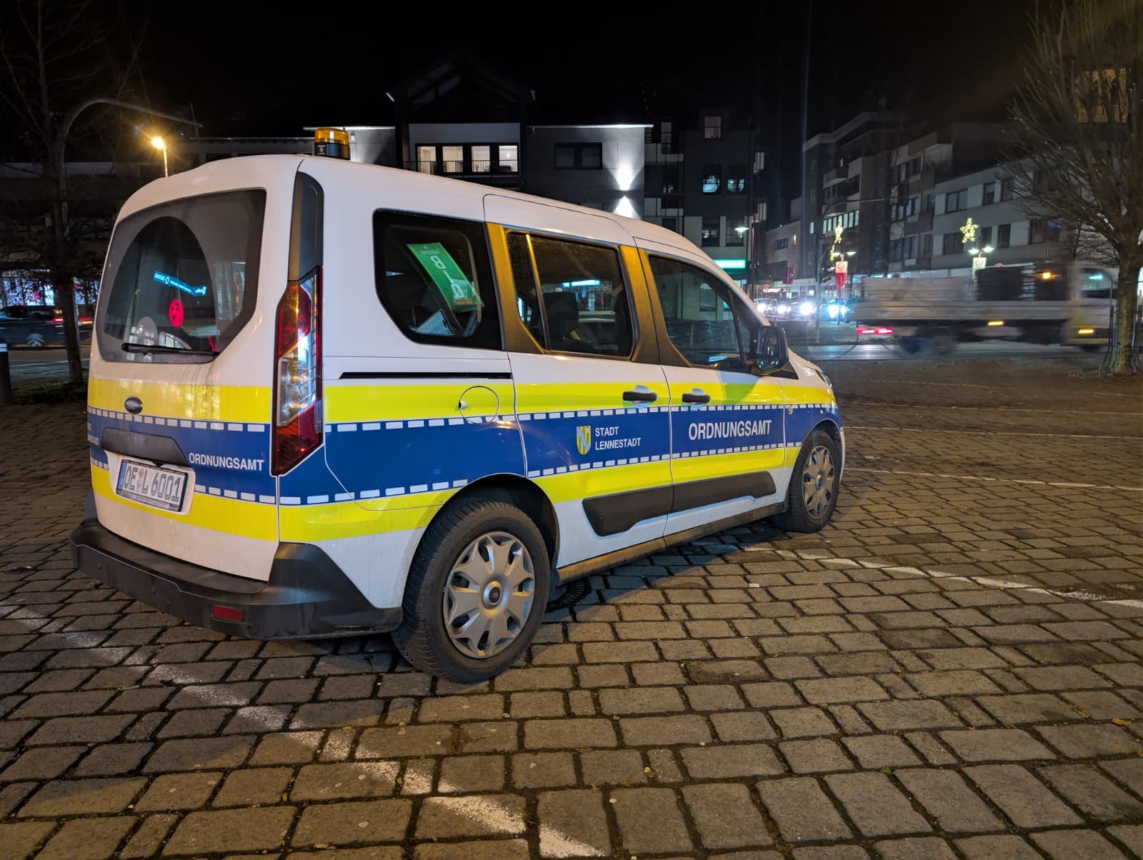 Das Ordnungsamt war seit dem Nachmittag im Dauereinsatz an der Hundemstraße und der Helmut-Kumpf-Straße. von Nils Dinkel