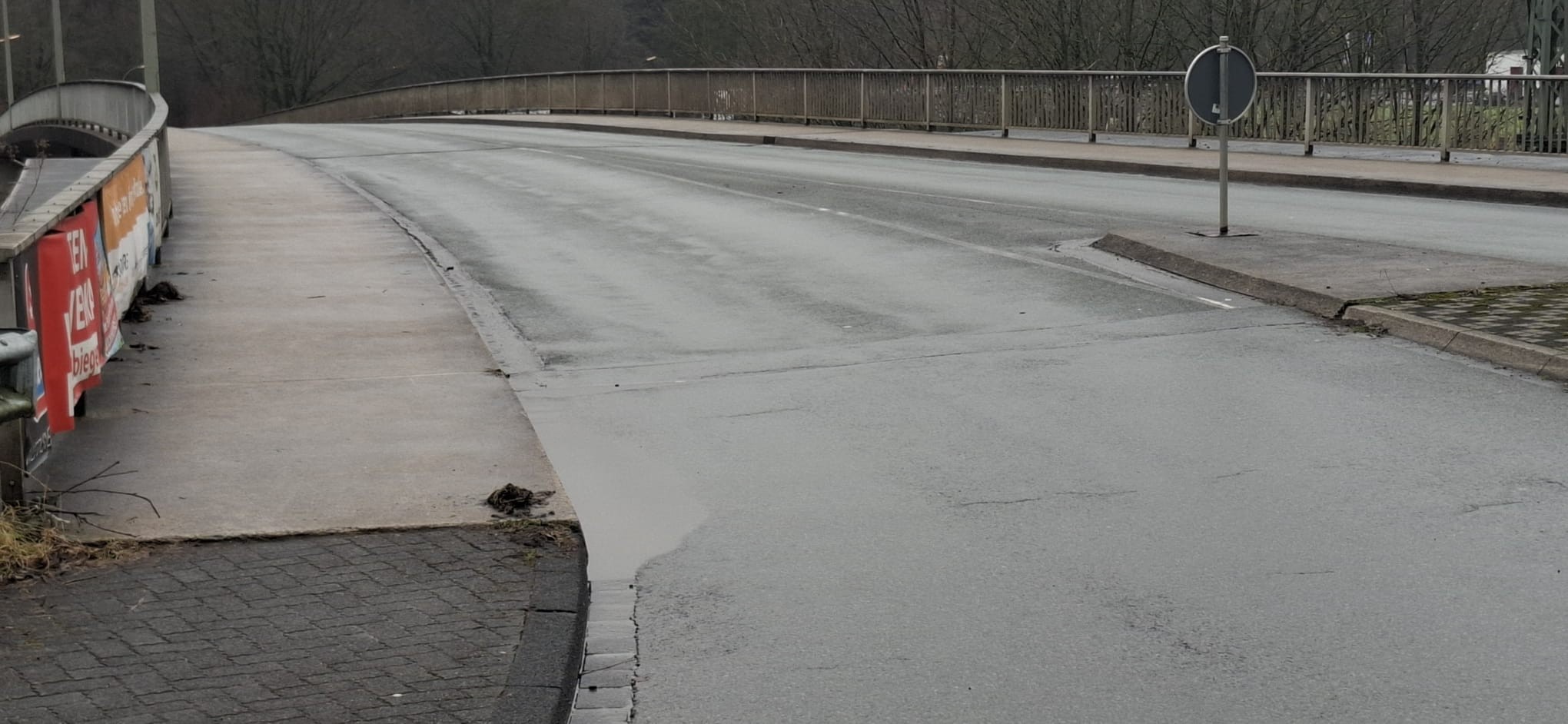 Die Brücke zur Industriestraße weist Mängel auf. von Nicole Voss