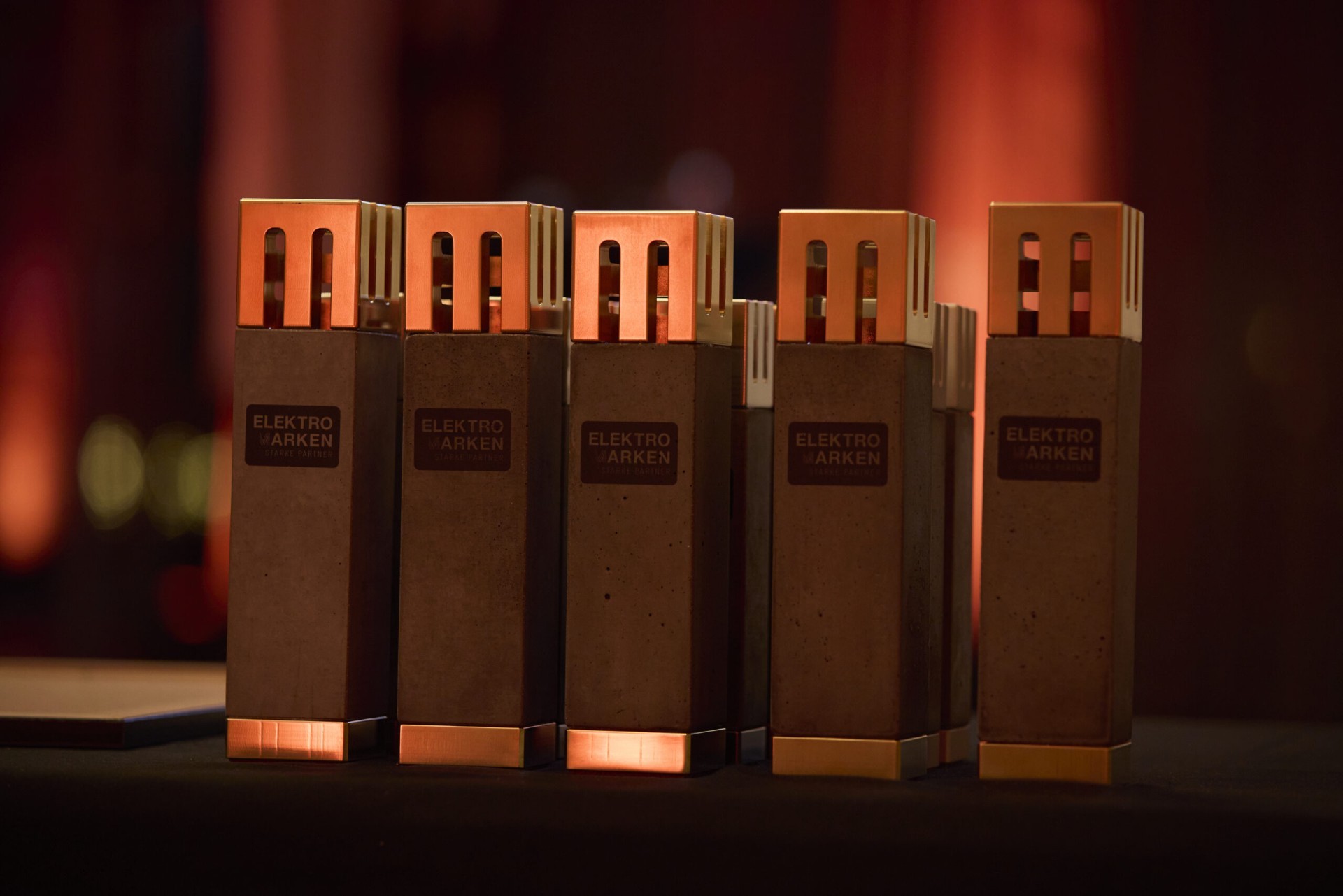 Die iQma energy aus Eslohe wurde bei der Verleihung des ELMAR Awards mit dem 2. Platz und dem silbernen ELMAR Markenpreis ausgezeichnet. von iQma energy