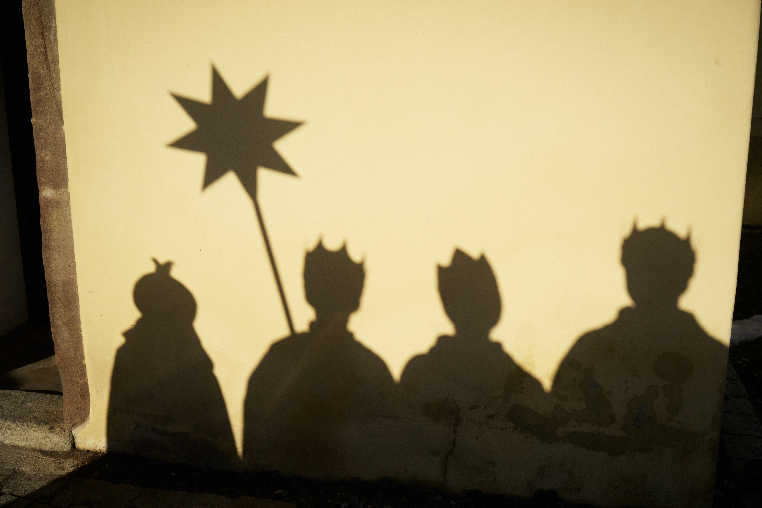 Festlich gekleidet und mit einem Stern vorneweg sind jedes Jahr rund um den 6. Januar die Sternsinger unterwegs. von Benne Ochs / Kindermissionswerk