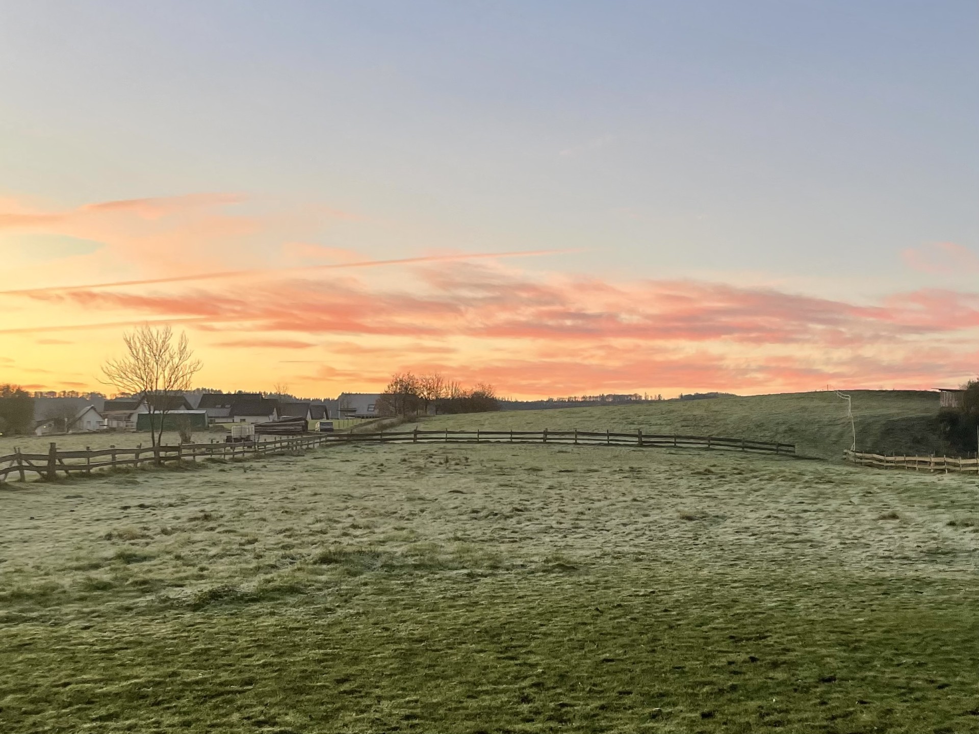 Sonnenaufgang in Ostentrop. Morgens ist es noch kühl, aber der klare Himmel und die Sonne zeigen sich schon. von Claudia Wichtmann