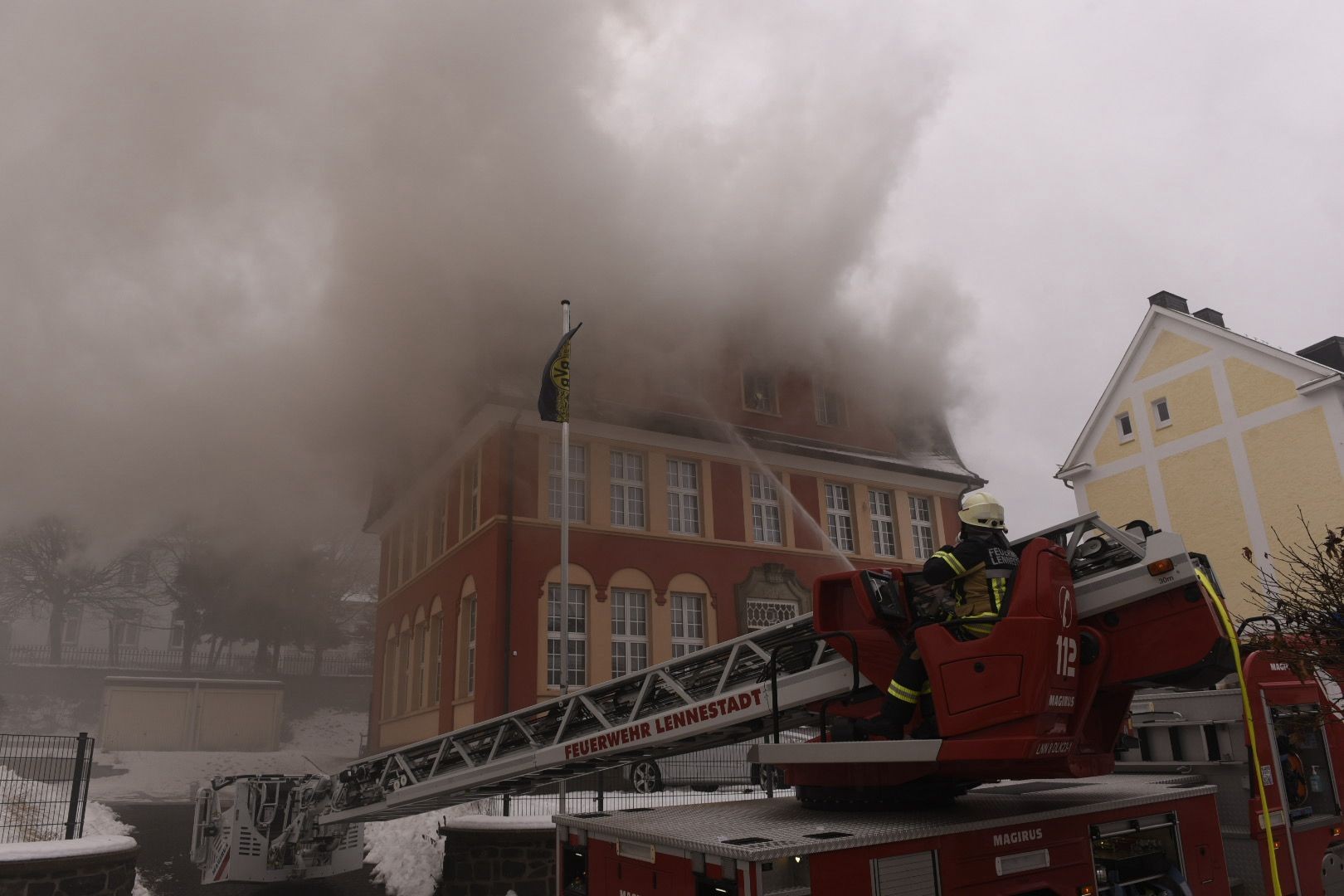 Bei einem Wohnhausbrand in Altenhundem sind zwei Männer ums Leben gekommen. Feuerwehr, Rettungsdienst und Polizei sind mit einem Großaufgebot vor Ort. von Nils Dinkel