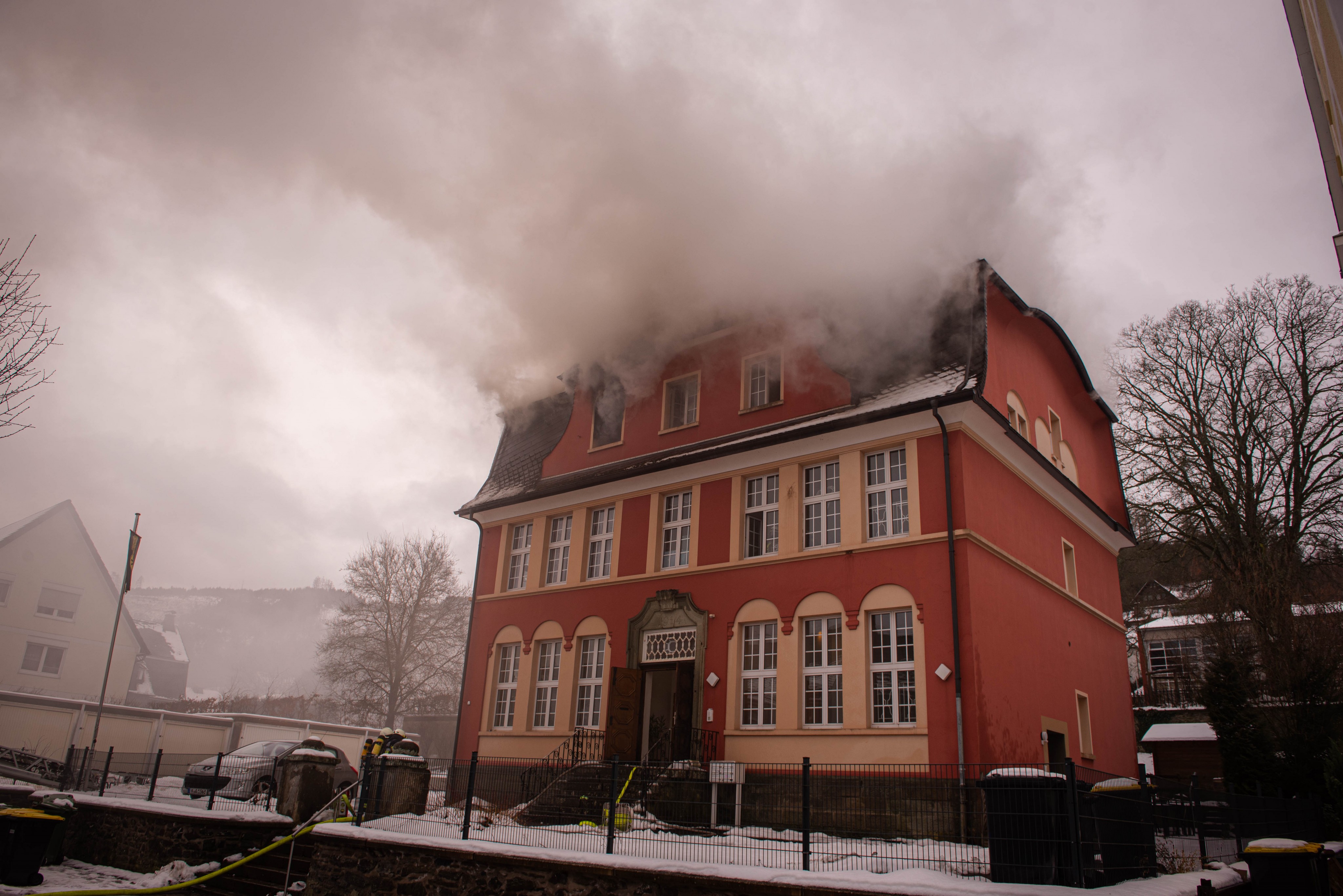 Mehr als 100 Einsätzkräfte waren am Freitag, 9. Januar, bei einem Wohnhausbrand in Altenhundem im Einsatz, bei dem zwei Menschen starben. von Nils Dinkel