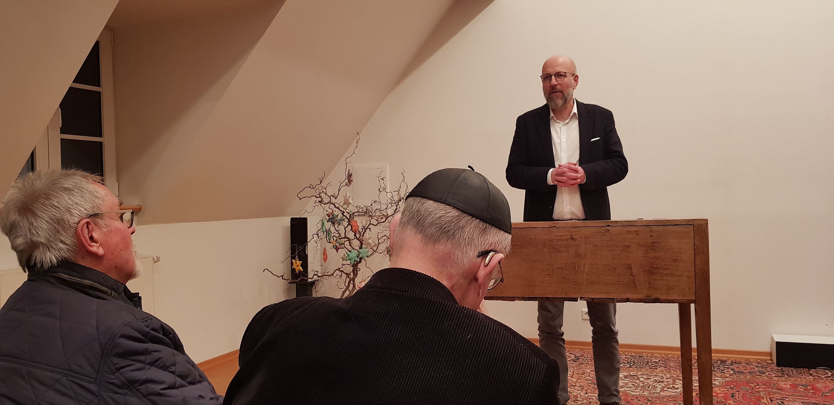 Über Lage und Pläne der Stadt informierte Bürgermeister Ulrich Berghof im voll besetzten Saal des Heimathauses. von Rüdiger Kahlke