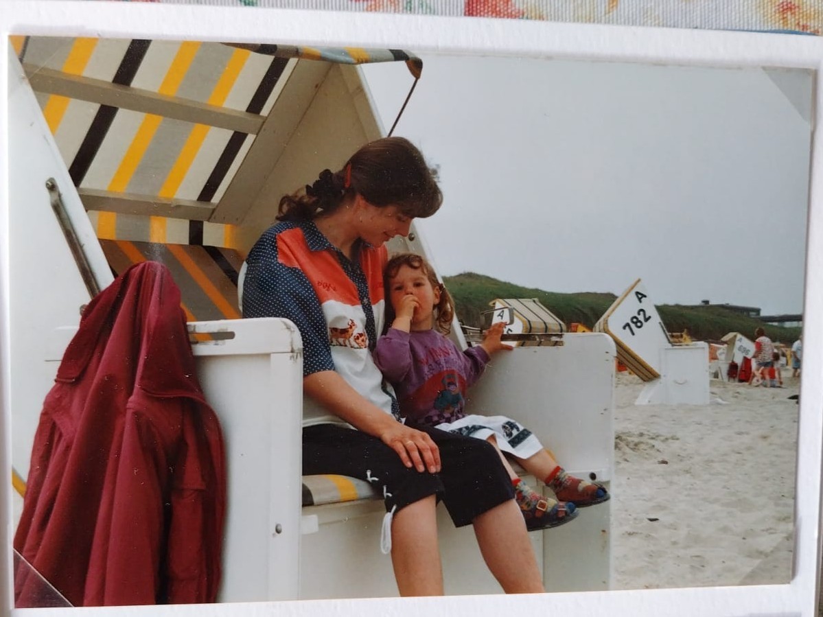 Kindheit auf der Insel: Jana mit ihrer Mutter im Strandkorb. von privat