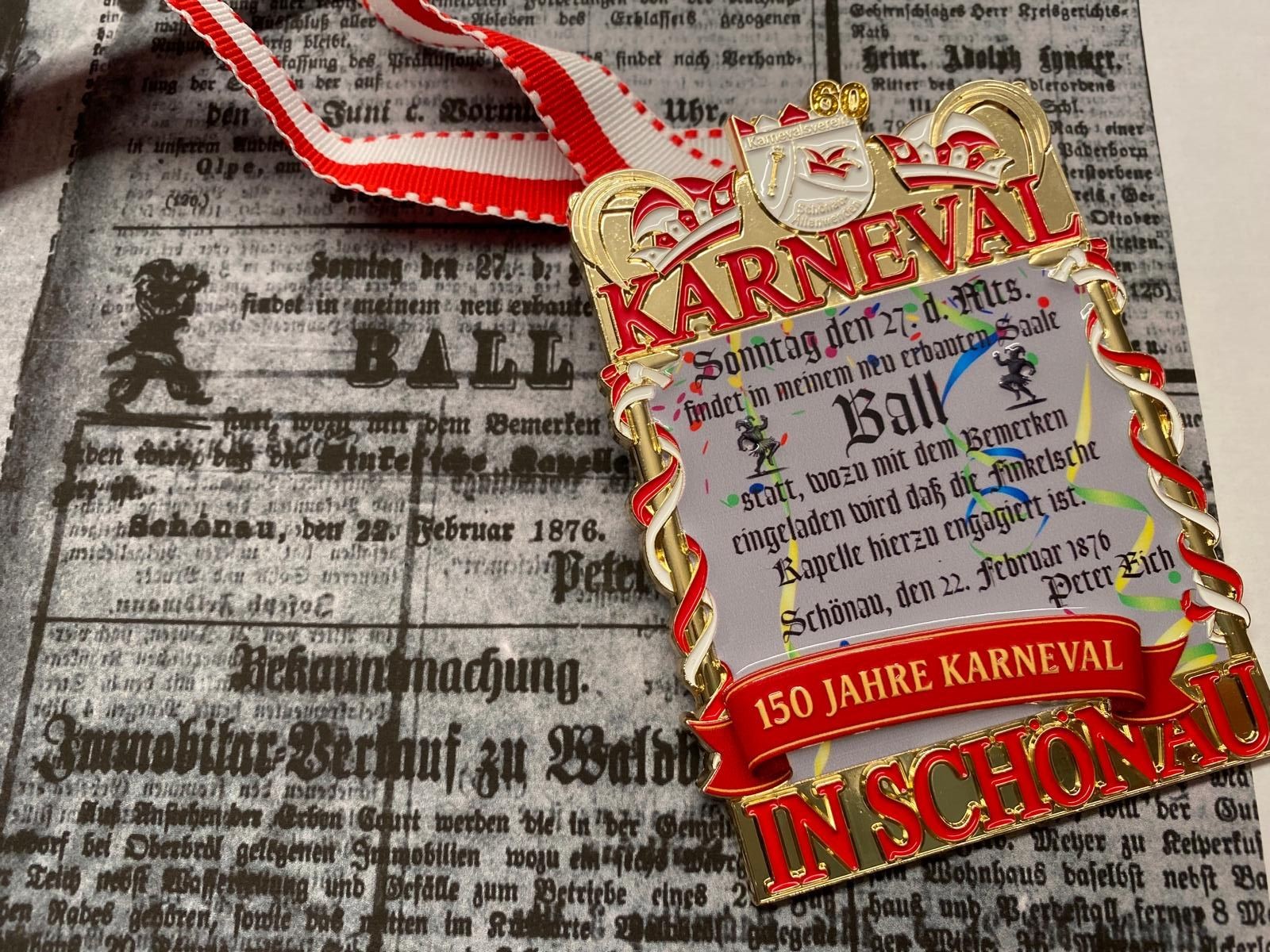 Der aktuelle Sessionsorden zeigt die alte Zeitungsanzeige aus dem Jahr 1876. von Lorena Klein