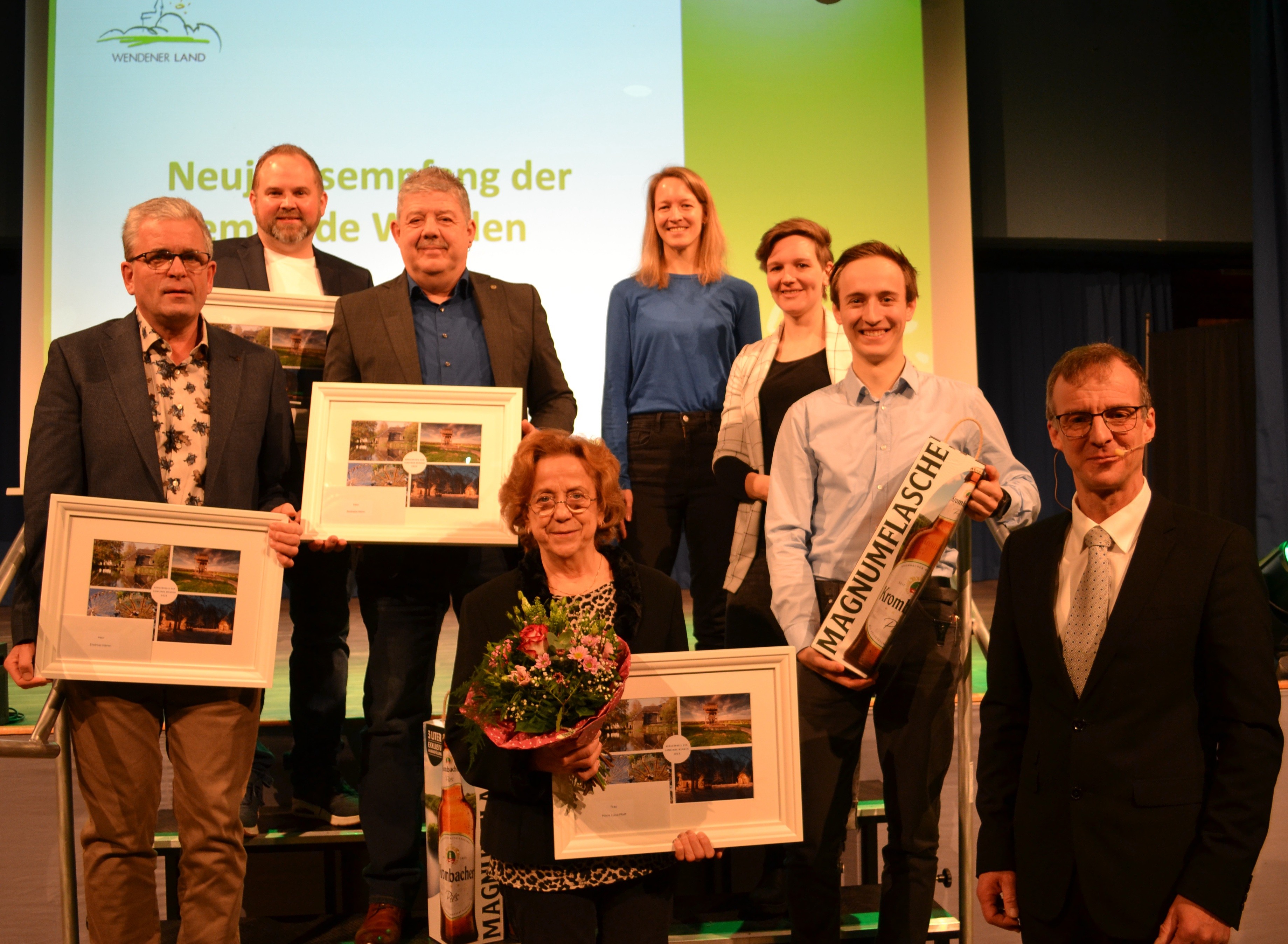 Bürgermeister Bernd Clemens (r.) mit den Gewinnern der Bürgerpreise der Gemeinde Wenden. von Ralf Giermann