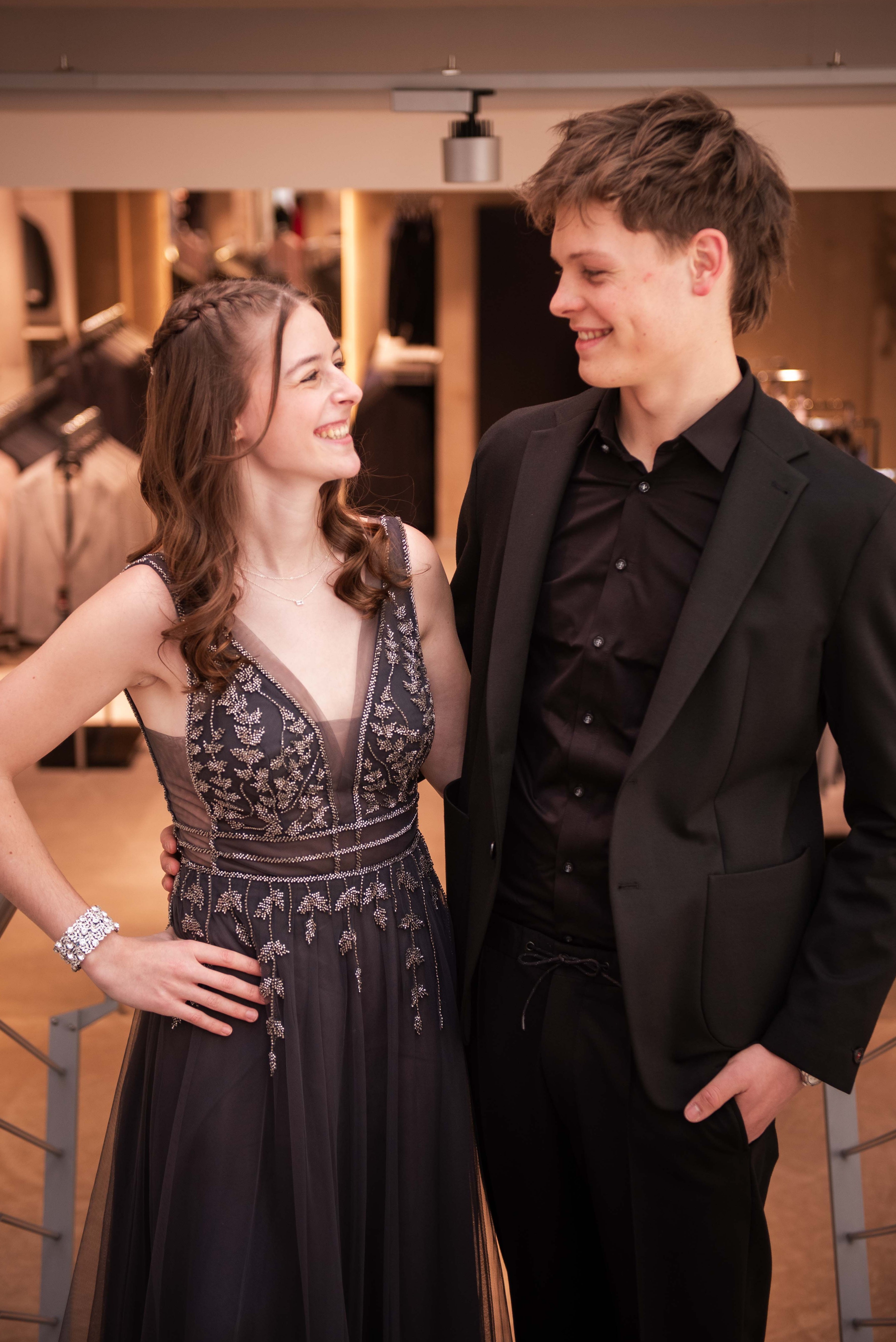 Abiball-Aktion 2026: Amy Voosen und Felix Kremer vom Bündelungsjahrgang des Gymnasiums der Stadt Lennestadt und des Gymnasiums Maria Königin in Lennestadt. von Lorena Klein