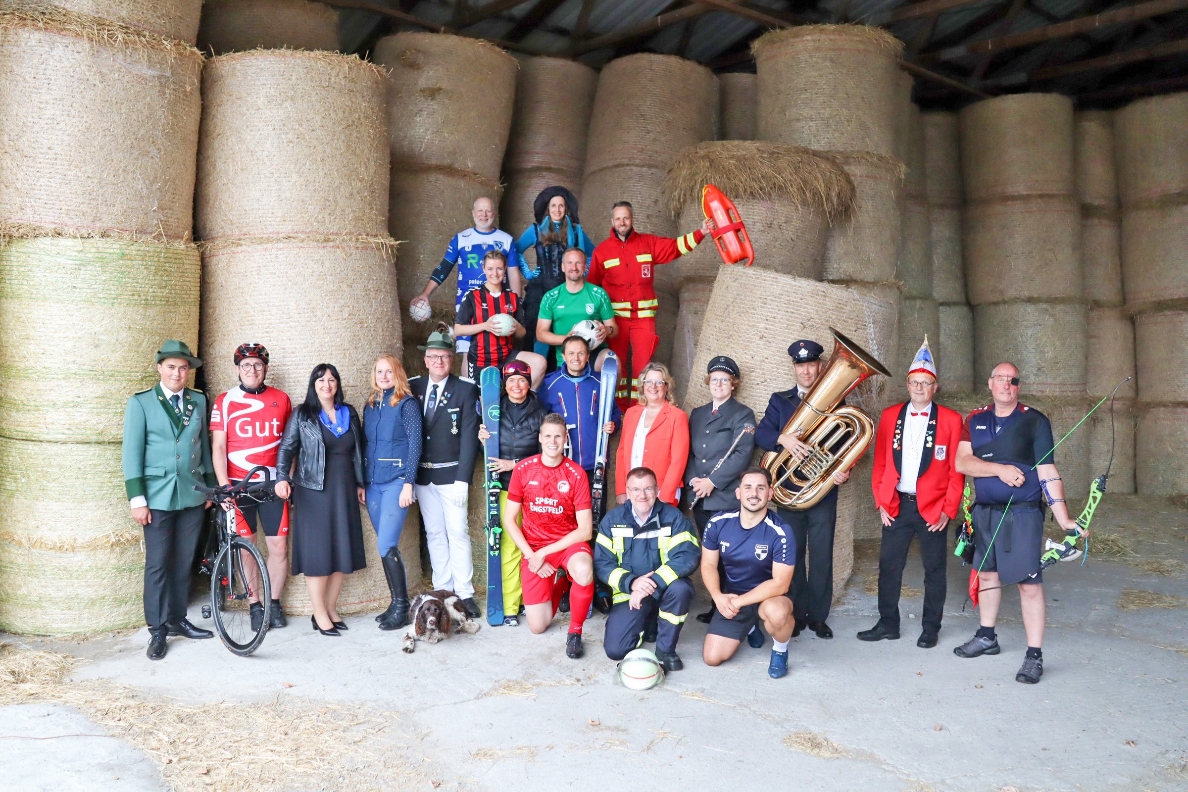 Viele Kolleginnen und Kollegen der Sparkasse engagieren sich selbst ehrenamtlich für ihre Heimat und freuen sich auf die digitalen Möglichkeiten zur Vereinsförderung durch die neue Spendenplattform „Wir im Sauerland“ - gemeinsam.möglich.machen. von Sparkasse Mitten im Sauerland