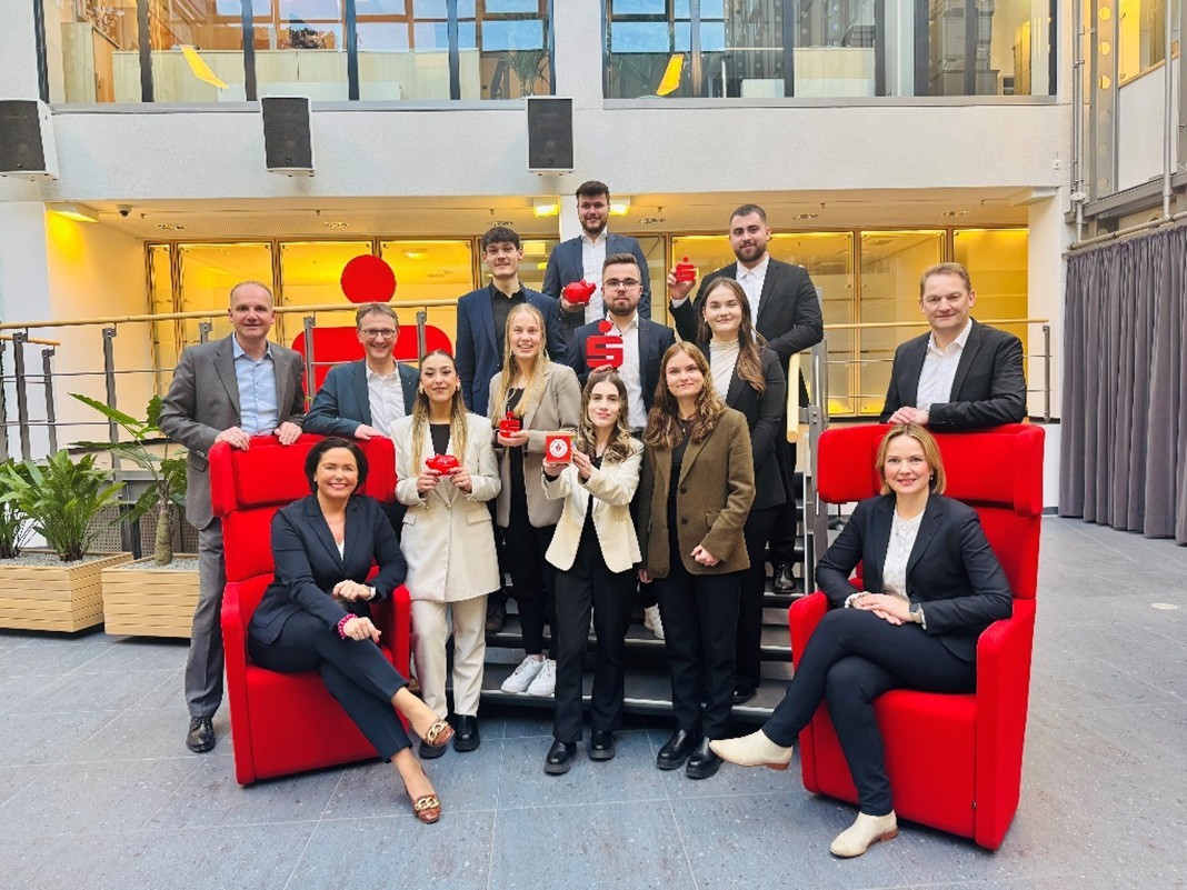 Karrierestart im eigenen Team – Die frischgebackenen Bankkaufleute 2025 freuen sich gemeinsam mit dem Vorstand und den Ausbildungsleiterinnen über ihre bestandenen Abschlussprüfungen. von Sparkasse Mitten im Sauerland