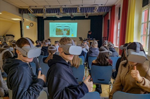 Bei einem Projekttag des Städtischen Gymnasiums Olpe tauchten Schüler mit Virtual-Reality-Brillen in verschiedene Lebensräume der Erde ein von privat