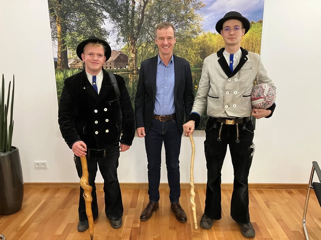 Luis (l.) mit Bürgermeister Bernd Clemens (M.) und einem weiteren Wandergesellen. von Gemeinde Wenden