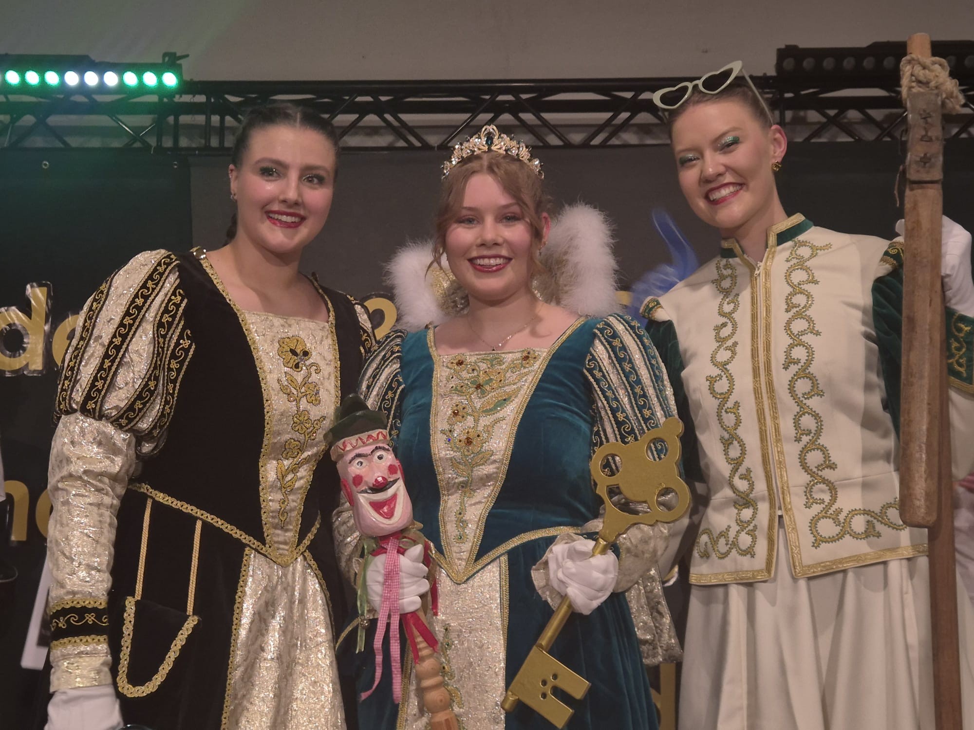 Das neue Dreigestirn in Dünschede (v.l.): Jungfrau Johanna Baumhoff, Prinzessin Emma Zimmer und Bauer Frieda Geuecke. von Nicole Voss