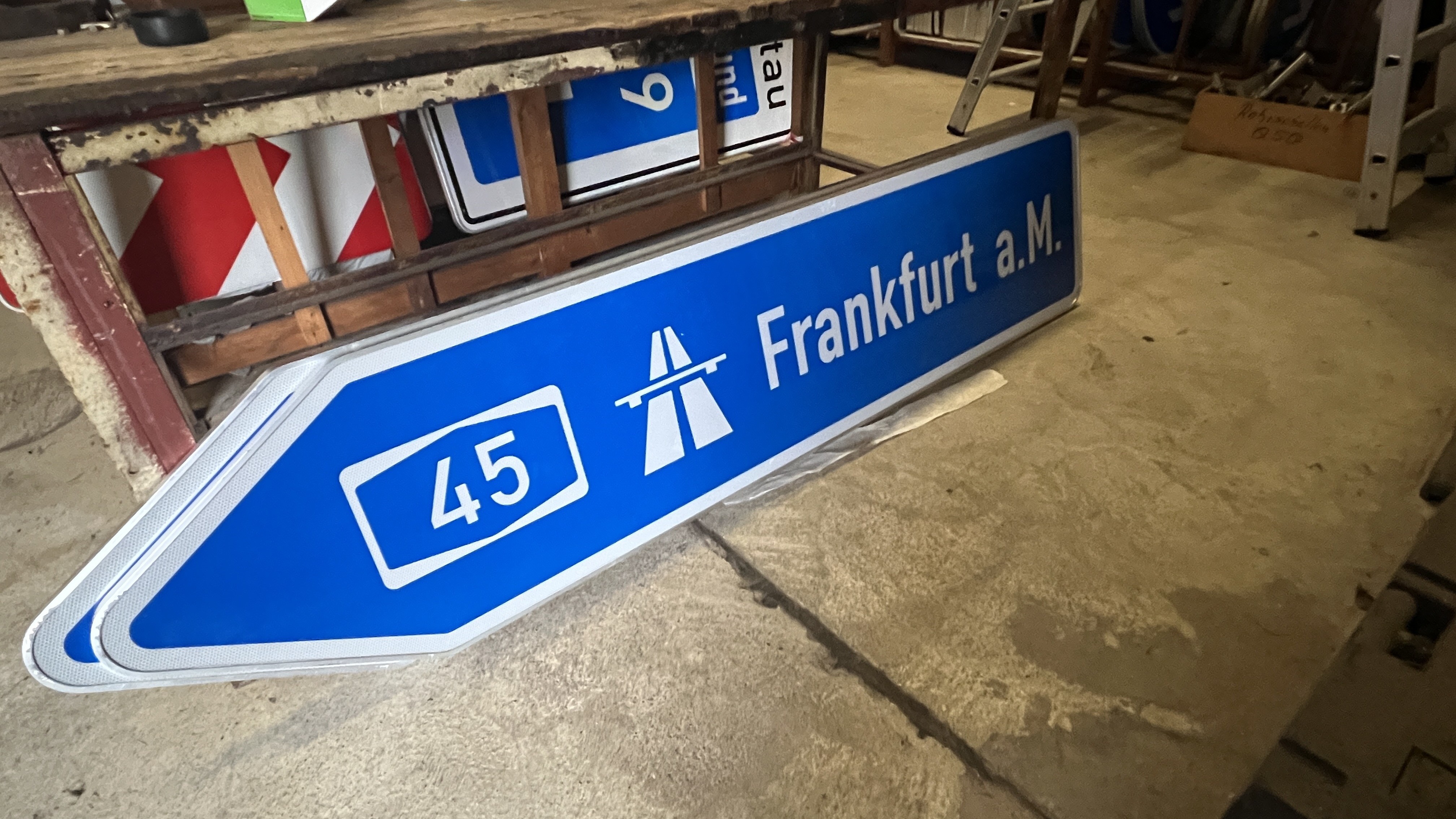 Auch der Austausch von Hinweisschildern gehört zum Aufgabenspektrum. von Autobahn Westfalen