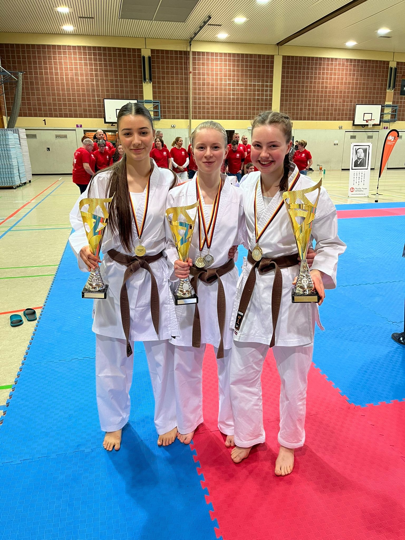 Das weibliche Kumite Team holte den ersten Platz: Noelia Grgic, Heidi Peters und Franka Sommer (v.l.). von privat