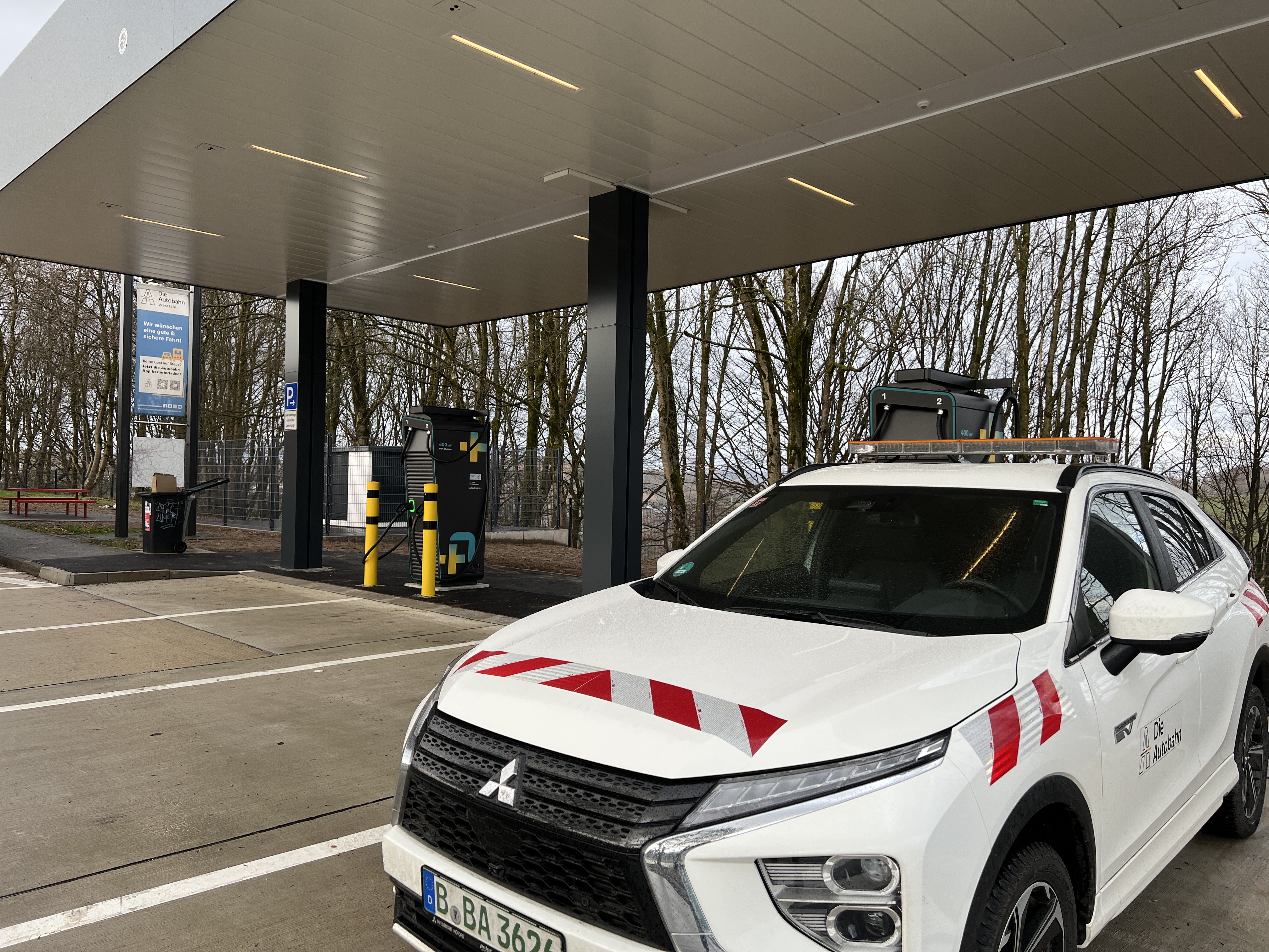 Auf dem Parkplatz Neuenschmiede an der A 45 zwischen Drolshagen und Meinerzhagen sind Deutschlandnetz-Schnellladeparks für Elektrofahrzeuge offiziell in Betrieb genommen worden. von Autobahn GmbH
