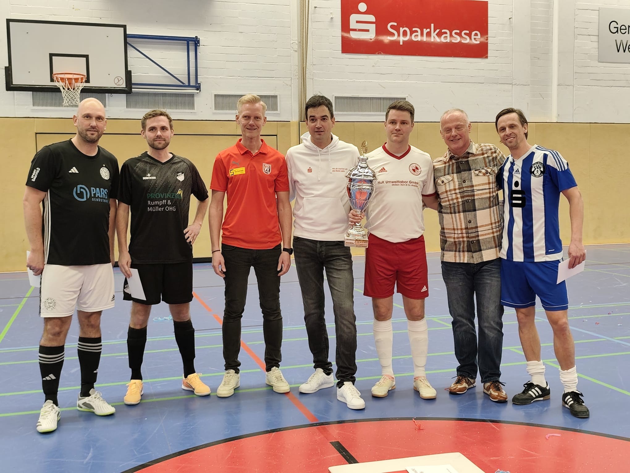 Vertreter der Mannschaften GW Elben, FSV Gerlingen, Sebastian Scherer vom VSV Wenden, Martin Mülder vom Hauptsponsor Sparkasse Olpe-Drolshagen-Wenden, Siegermannschaft RW Hünsborn, Peter Niklas vom Gemeindesportverband Wenden, BW Hillmicke. von Verein