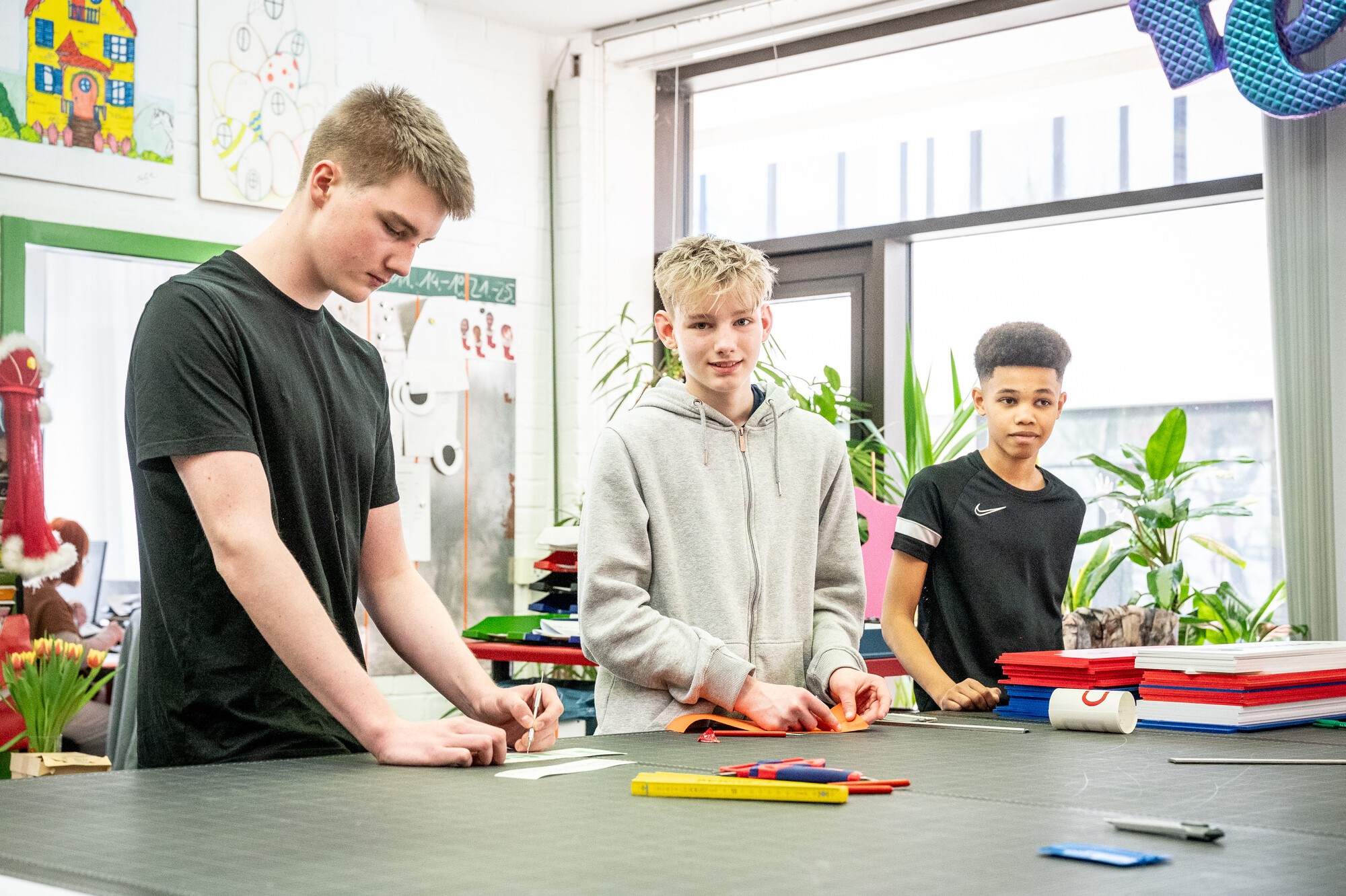 Am Boys'Day lernen Jungen schwerpunktmäßig Berufe und Studiengänge in der Pflege, in der Erziehung, in Dienstleistungsbereichen oder in der Sozialen Arbeit kennen. von Holger Talinski
