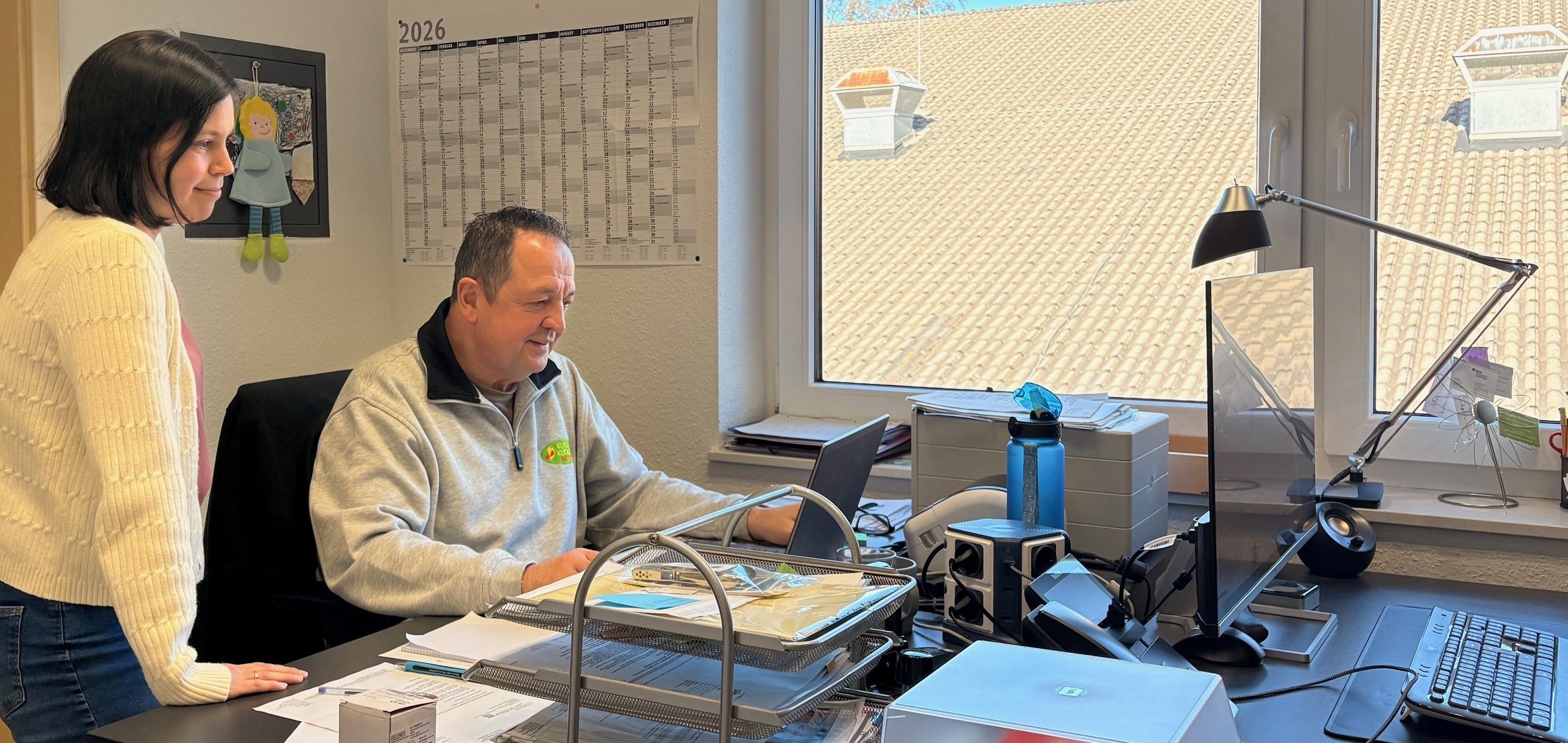 Sonja Sasse und Stephan Schwermer teilen sich ein Büro. Der Bürokratieaufwand für die Verwaltung eines Kindergartens wird immer mehr und mehr – dementsprechend verbringen beide auch viel Zeit am Computer. von Annika Köhler