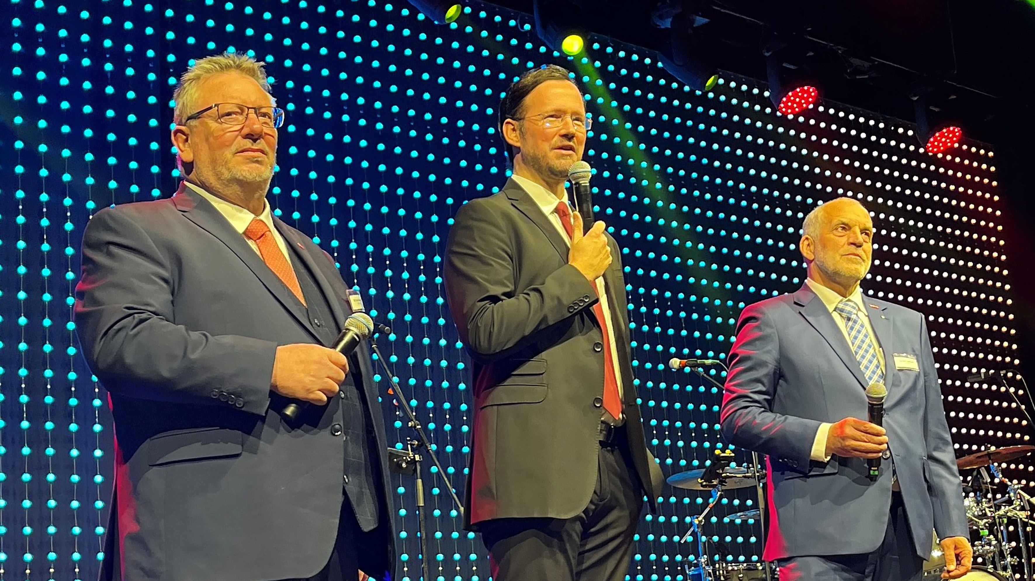 Ehrengast Bundestagsabgeordneter Dirk Wiese (Mitte.), HwK-Präsident Jochen Renfordt (r.) und HwK-Vizepräsident Michael Neuhaus (l.) sprachen in einer Talkrunde über die Lage des Handwerks. von HWK Südwestfalen