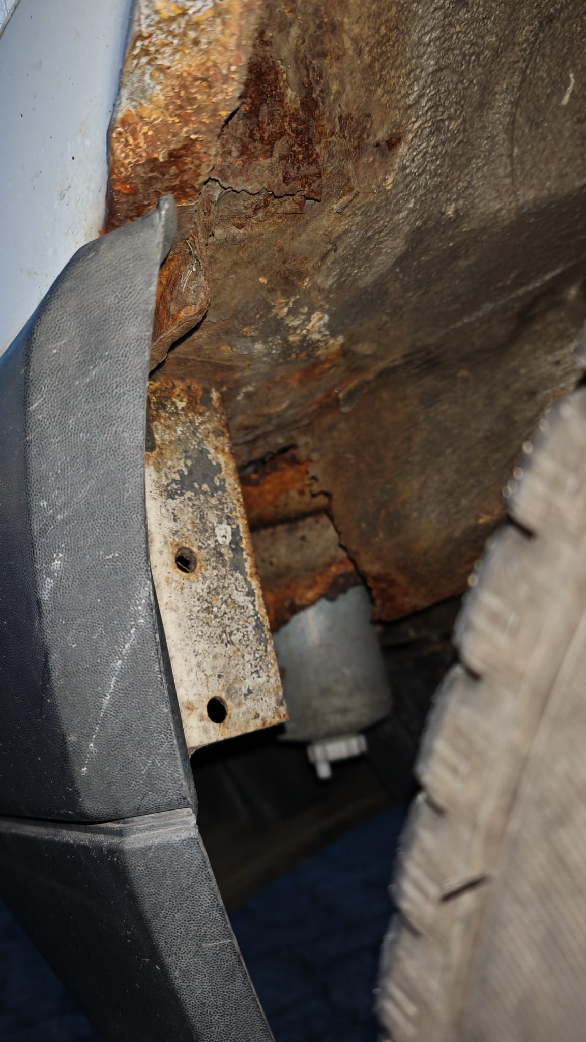 Der Blick hinter den Reifen verheißt nichts Gutes. von Nicole Voss