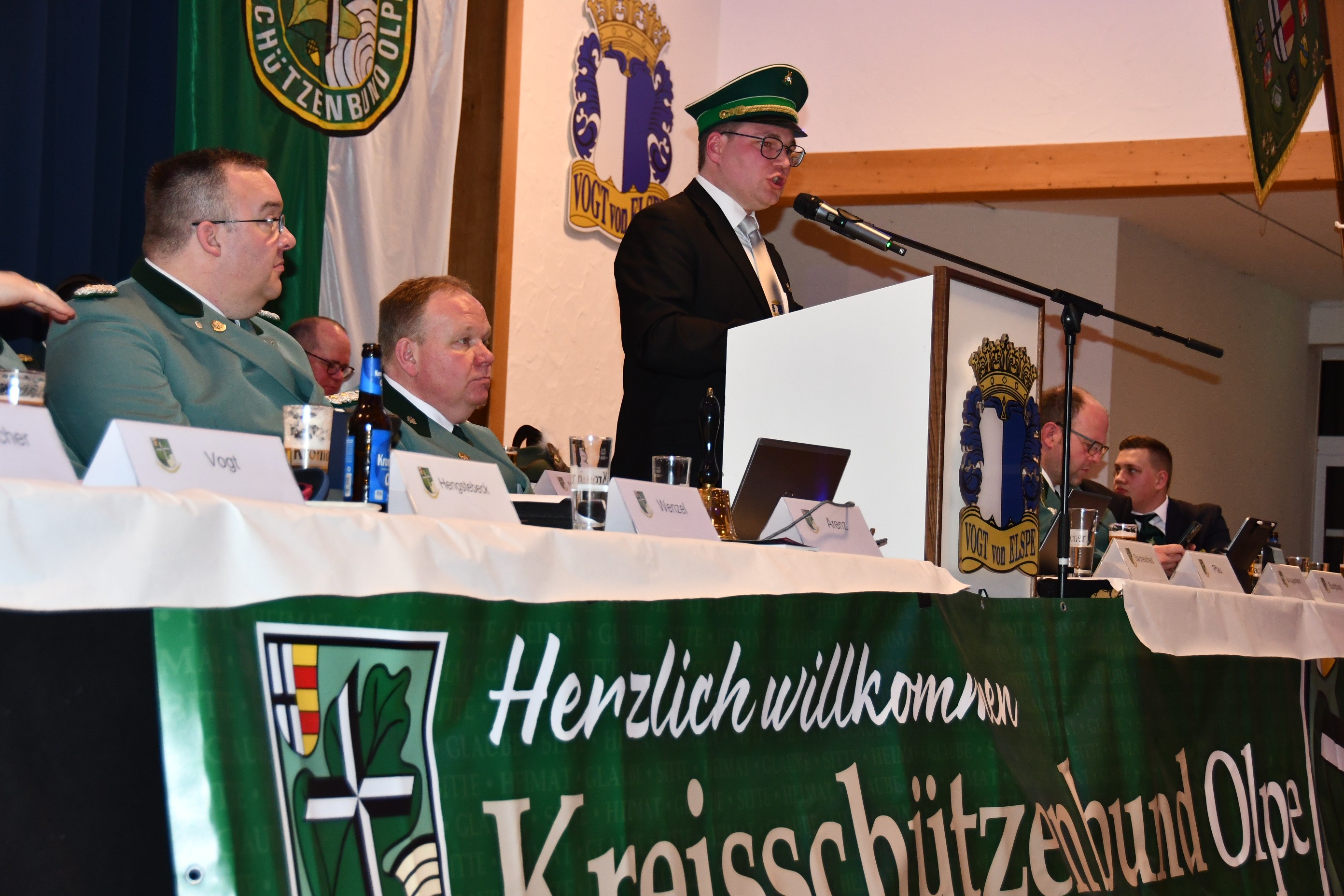 Maximilian Ellinger informiert bei der Kreisdelegiertenversammlung über den Stand des Kreisschützenfestes. von Nicole Voss