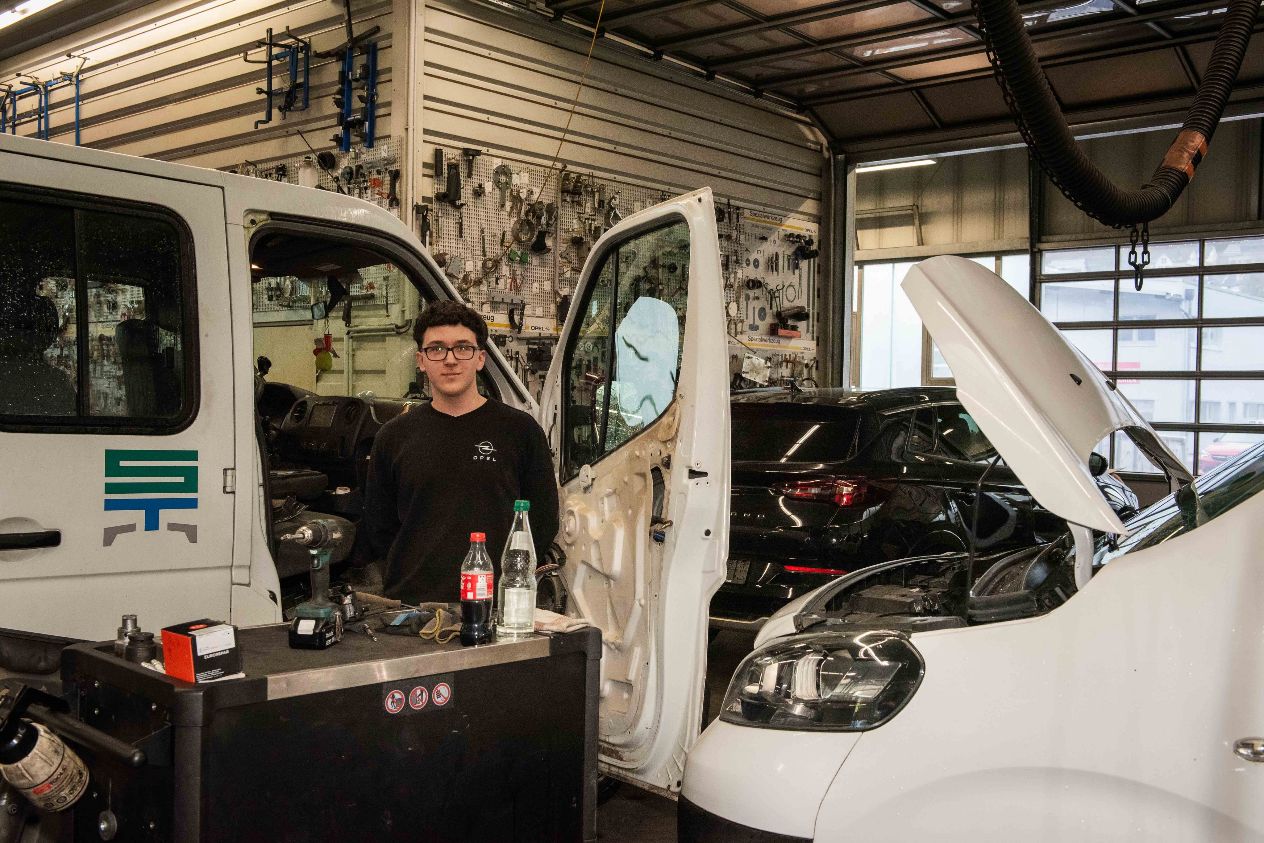 Leor Ajvazi absolviert beim Autohaus Schmelter eine Ausbildung zum Kfz-Mechatroniker. von Nils Dinkel