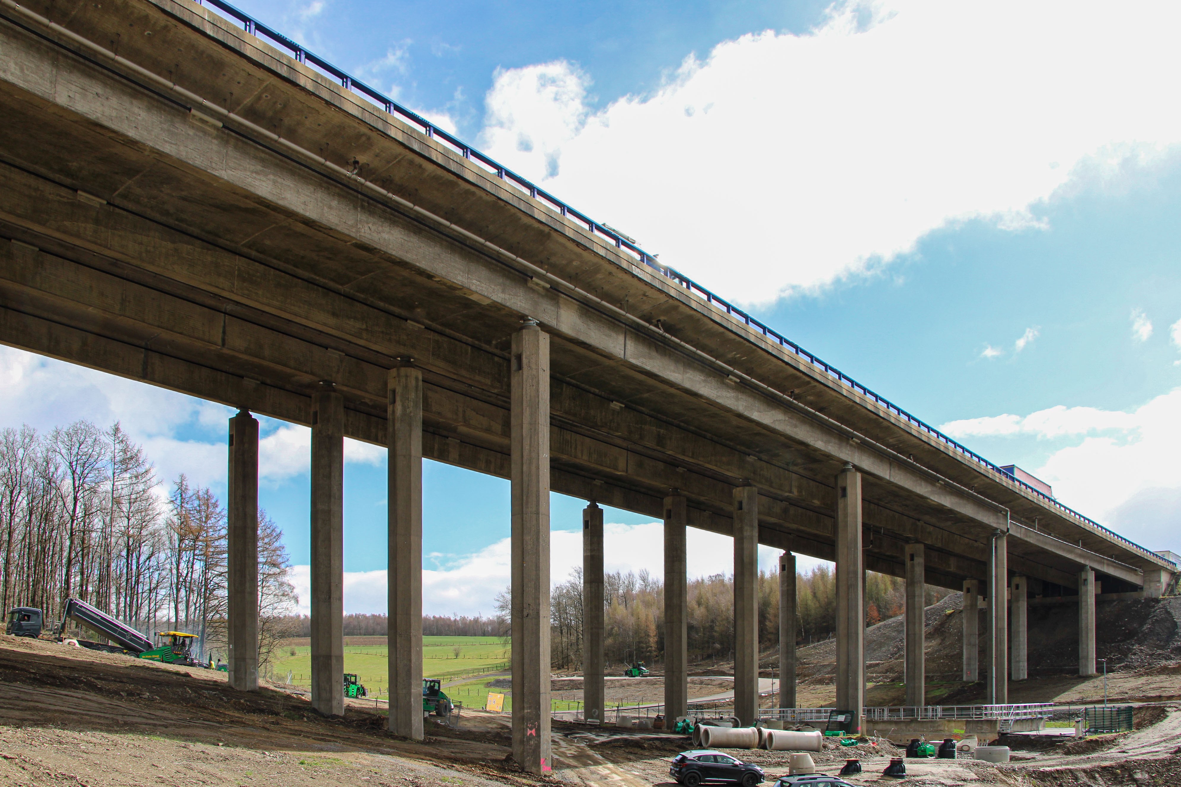 Die Vorbereitungen auf der Baustelle an der A 45-Talbrücke Ottfingen sind in vollem Gange. von Lorena Klein