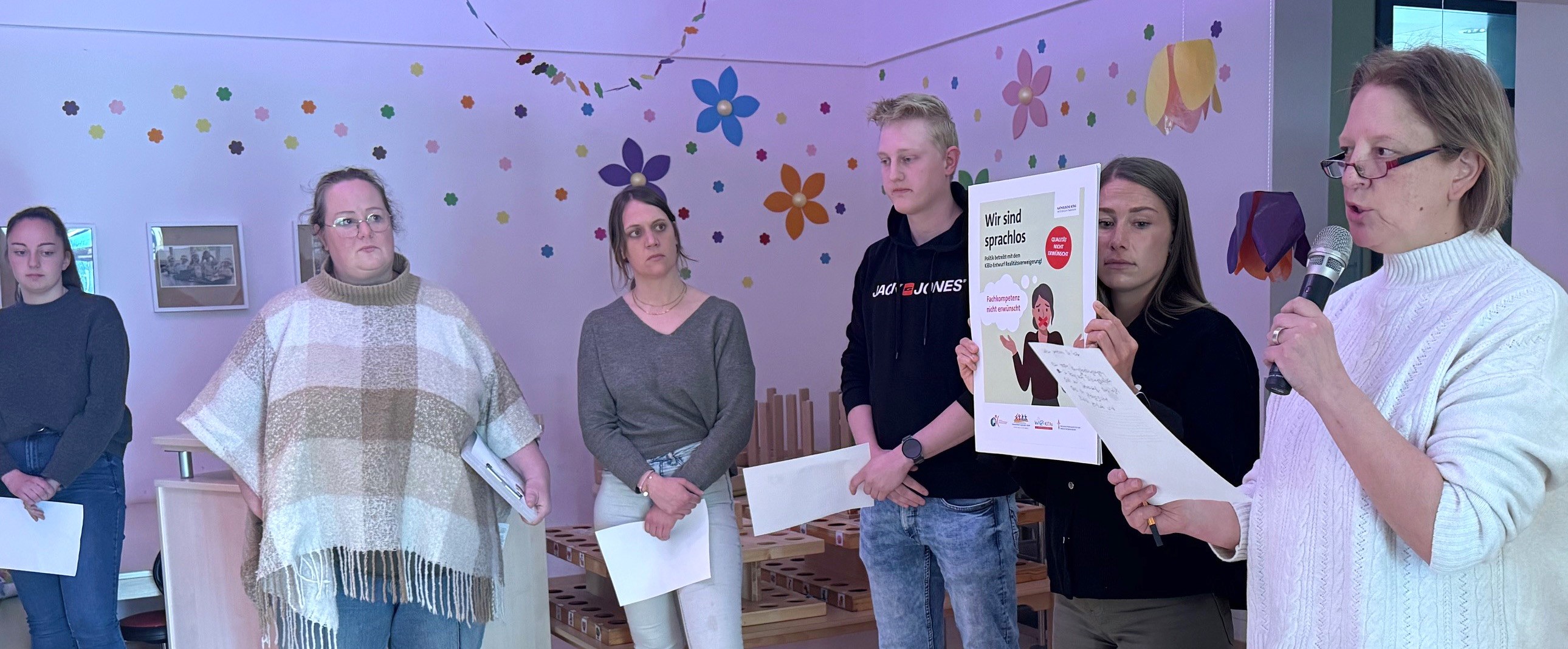 Eine Mitarbeiterin hielt immer ein Protest-Plakat hoch, auf das erst mit Schweigen geantwortet wurde. Dann las eine Kollegin den dazugehörigen Informationstext vor. von Kerstin Sauer