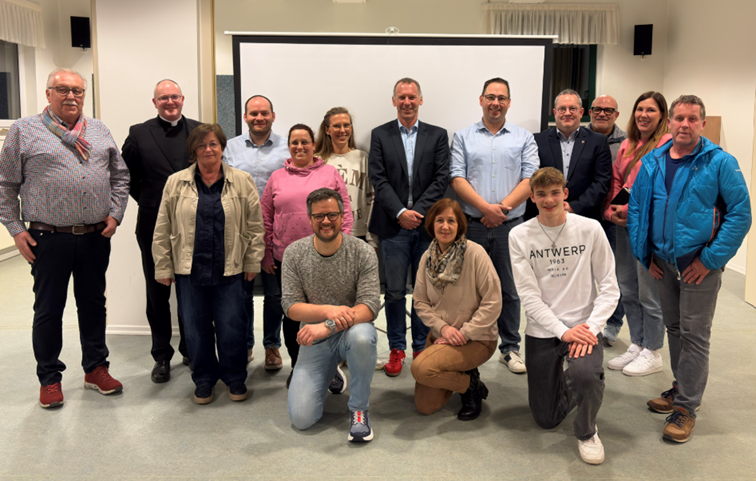 Archivfoto: Die 15-köpfige Projektgruppe im Pastoralen Raum Wendener Land: Martin Solbach, Christian Elbracht, Florian Freundt, Dr. Daniela Krischer, Markus Niklas, Christof Wurm, Sebastian Solbach, Timo Halbe, Anne Bredebach, Manfred Viedenz (hinten, v.l.), Marita Stracke, Jeannette Kiermaier, Dr. Alexander Sieler, Monika Clemens und Ben Schmidt. von privat
