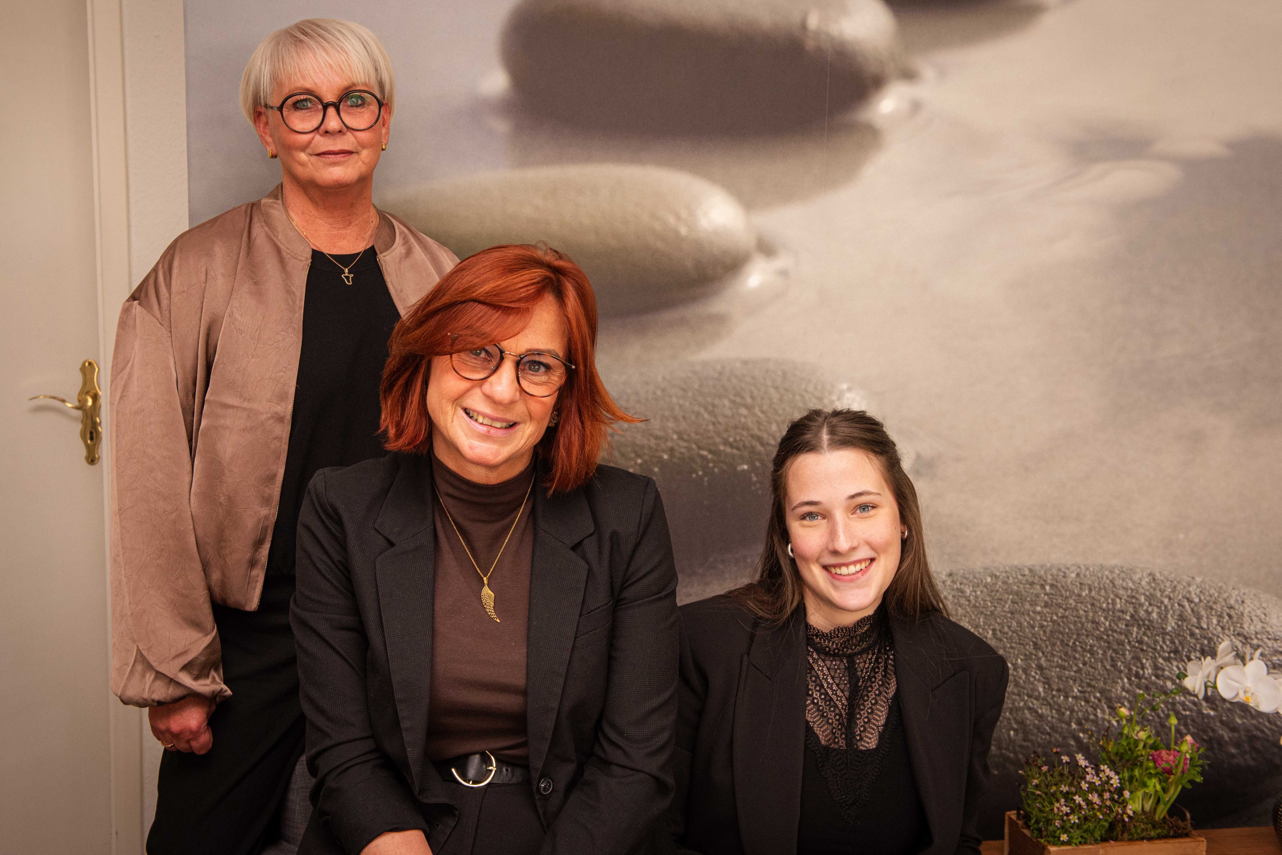 Nicole Ullrich, Silke Gehle und Paula Harnischmacher (v.l.) im Bestattungsinstitut Heine in Bamenohl. von Nils Dinkel