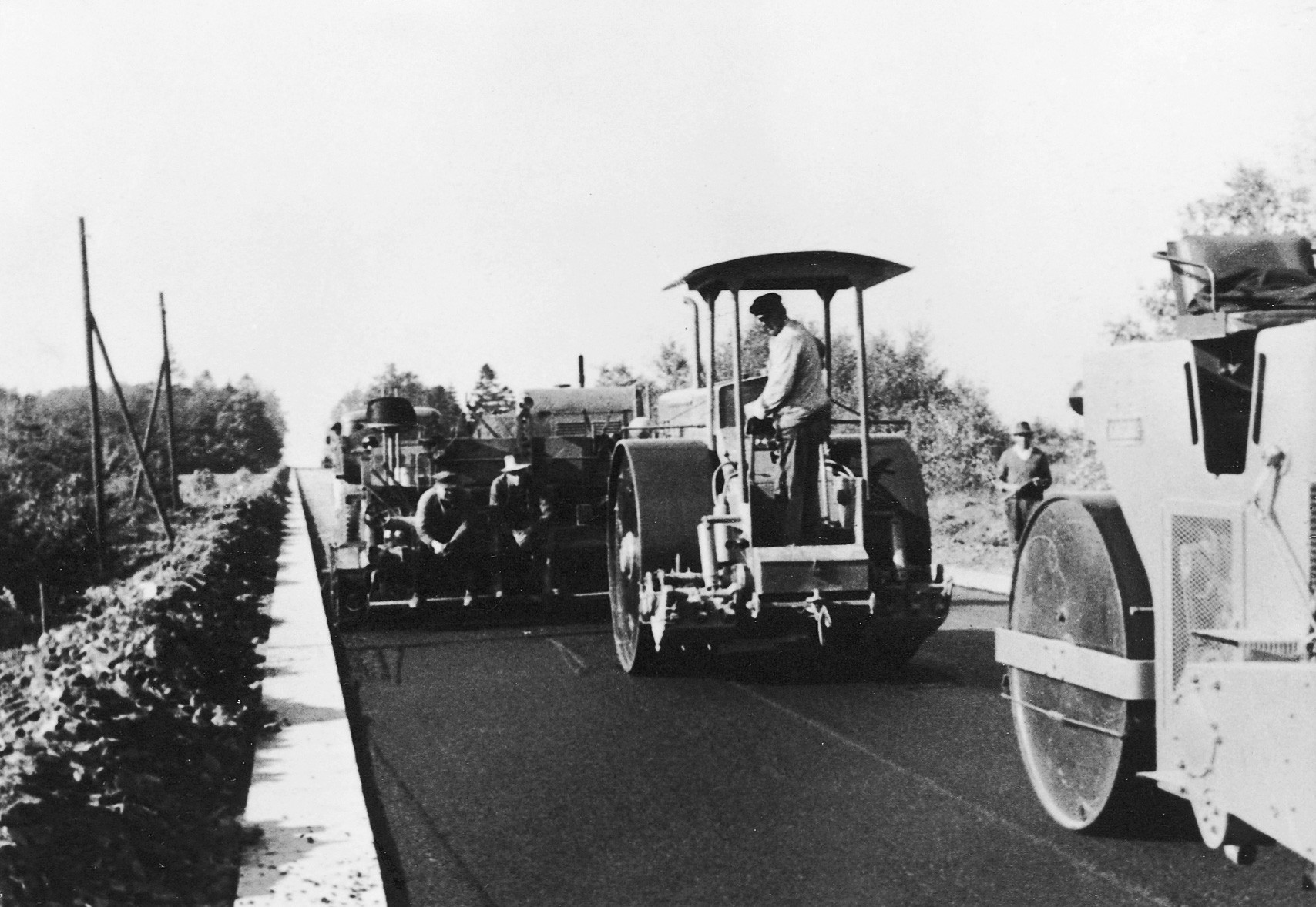 Die ersten Anfänge: Das Bild zeigt die Straßen- und Tiefbau GmbH 1956 bei Arbeiten in Kierspe. von Straßen- und Tiefbau GmbH
