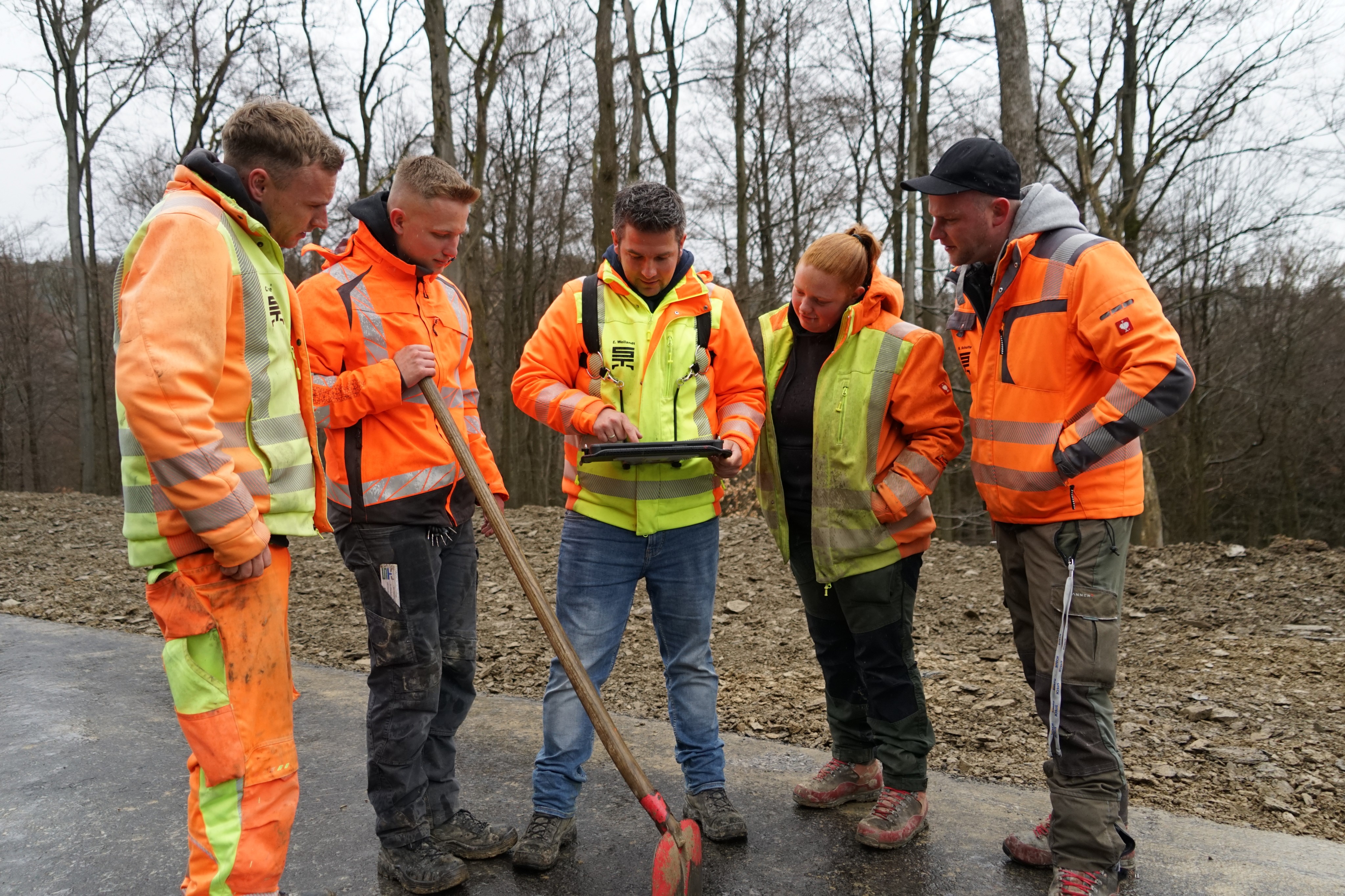 Bis heute hat die Straßen- und Tiefbau GmbH mehr als 100 Azubis zum Straßenbauer ausgebildet. Viele von ihnen sind übernommen worden. von Straßen- und Tiefbau GmbH